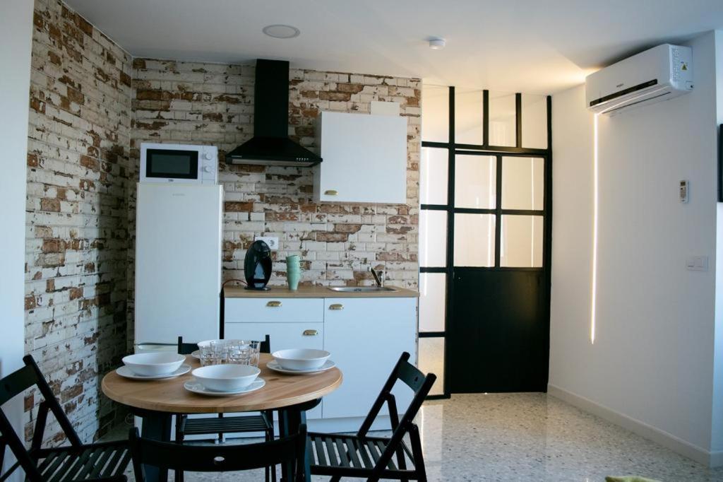 Deluxe Double Room with Balcony - Photo 5