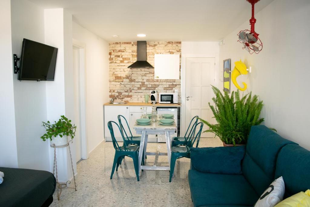 Deluxe Double Room with Balcony - Photo 28