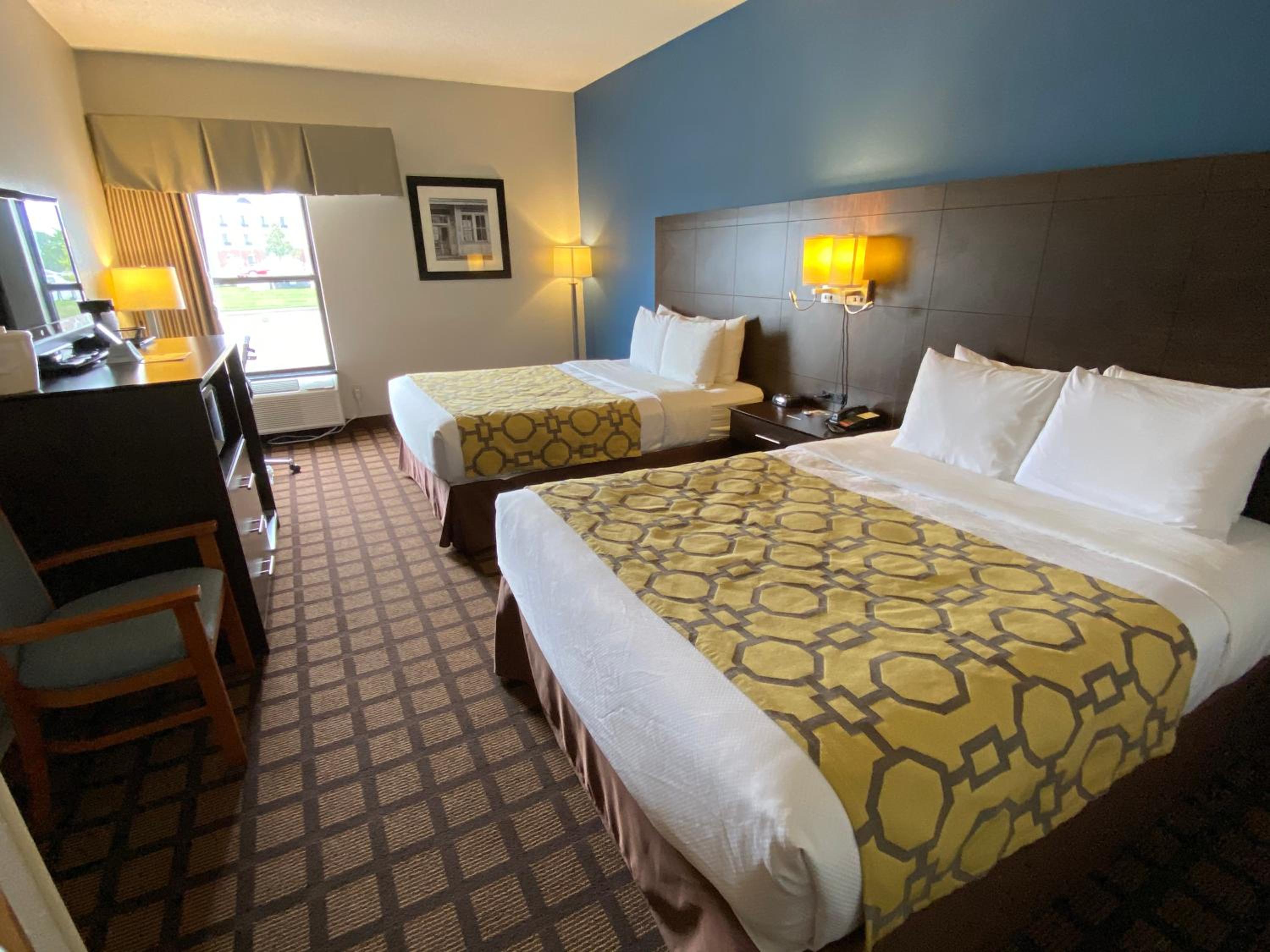 Queen Room with Two Queen Beds - Non-Smoking - Photo 3