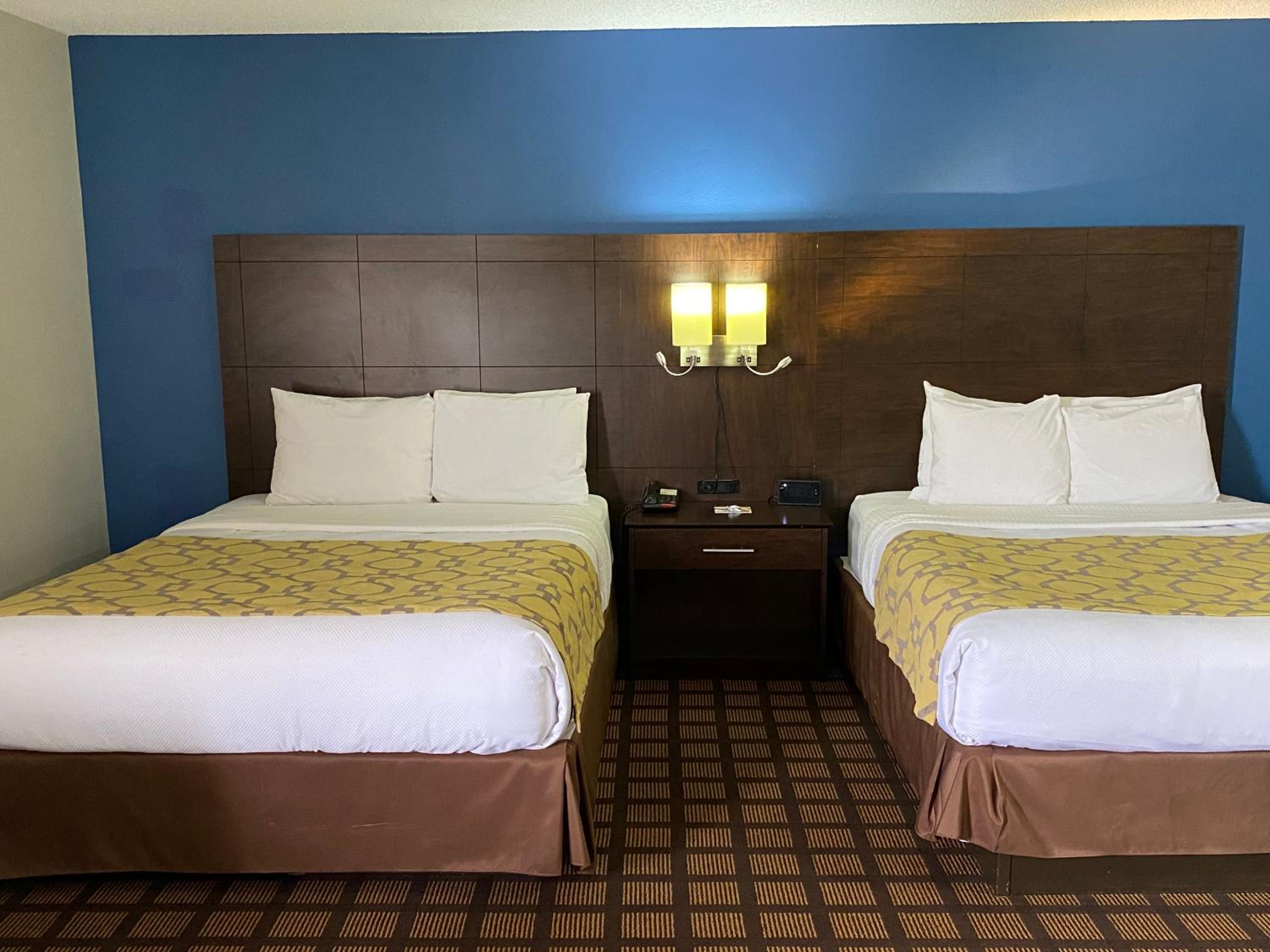Queen Room with Two Queen Beds - Non-Smoking - Photo 2