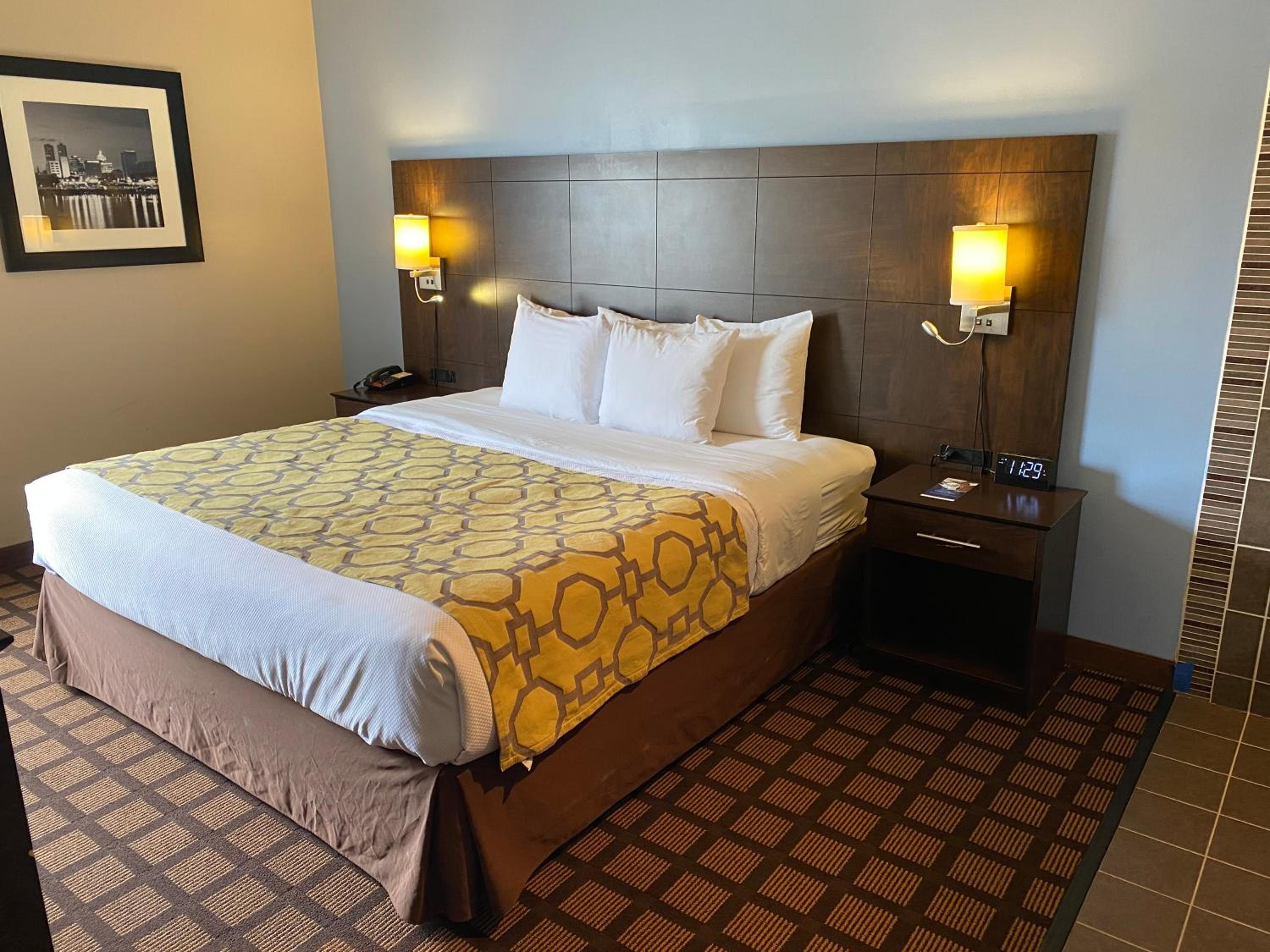 Queen Room with Roll-in Shower - Disabilty Access - Non-Smoking - Photo 1