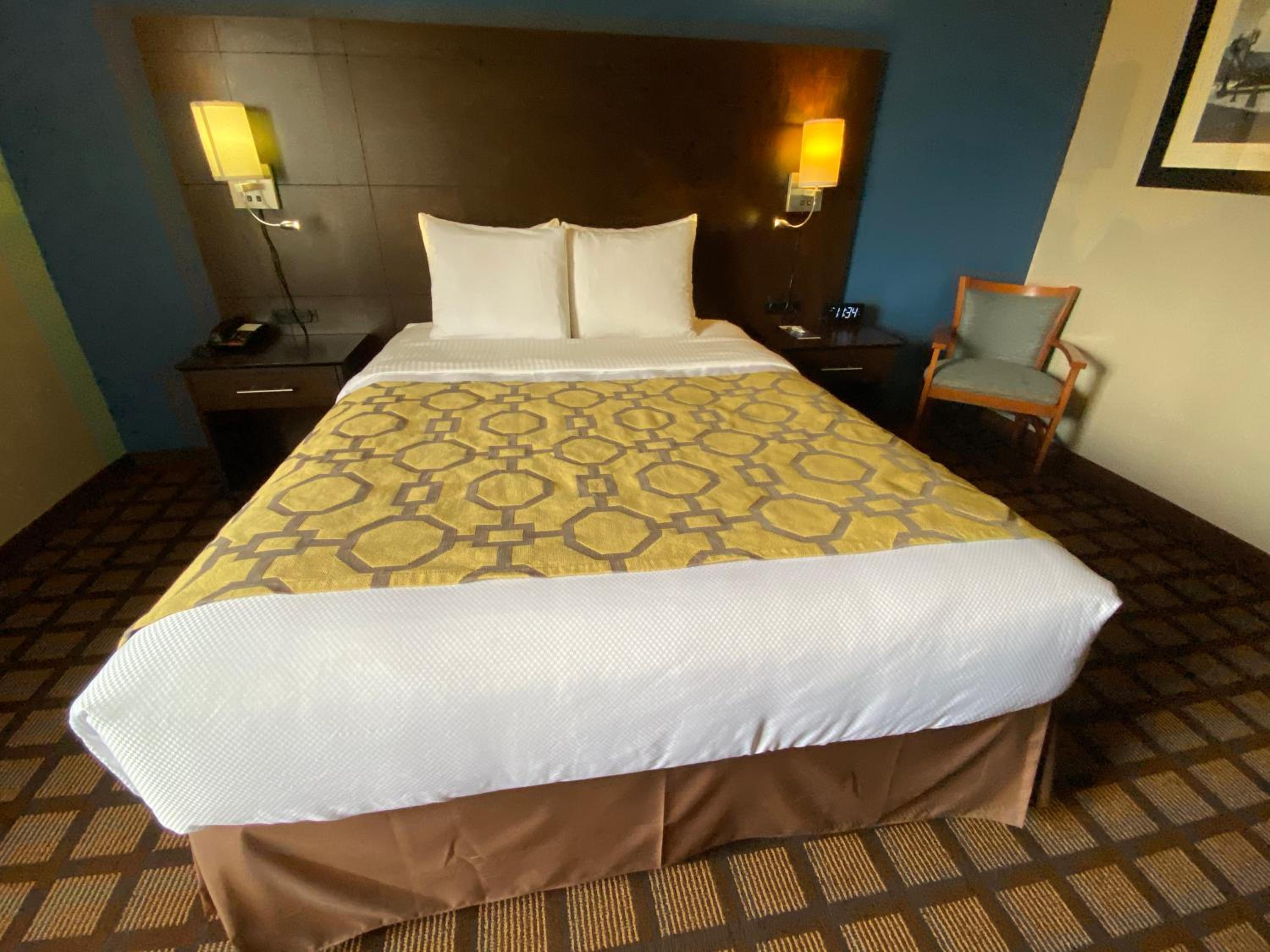 Queen Room with Roll-in Shower - Disabilty Access - Non-Smoking - Photo 4