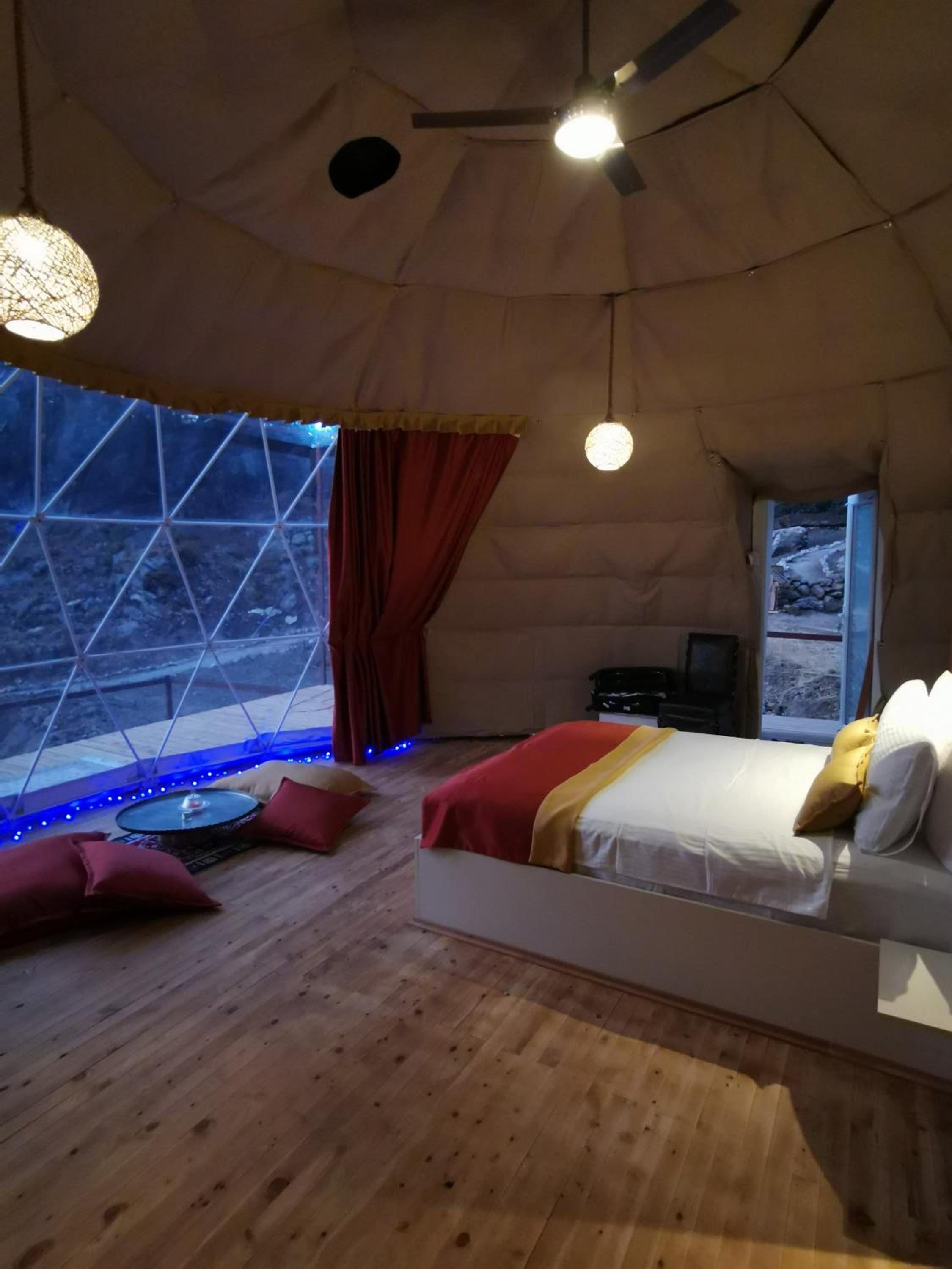 Deluxe King Room - Photo 11