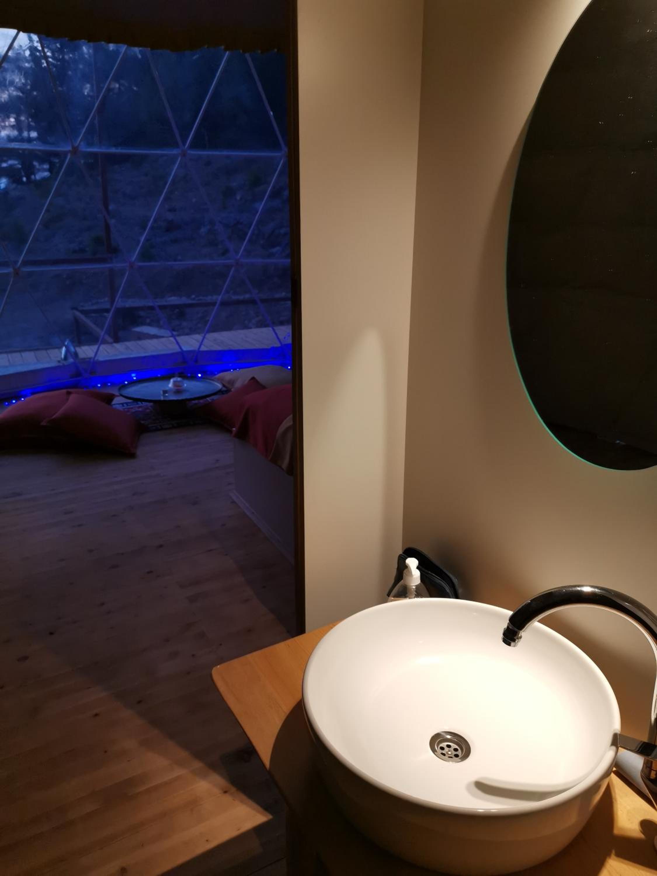 Deluxe King Room - Photo 10