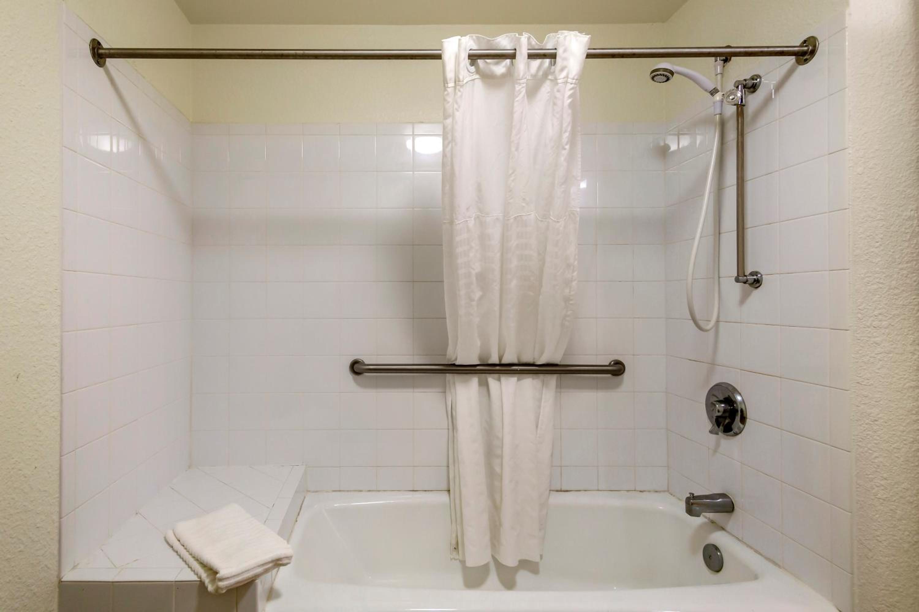 King Room - Accessible/Non-Smoking - Photo 3