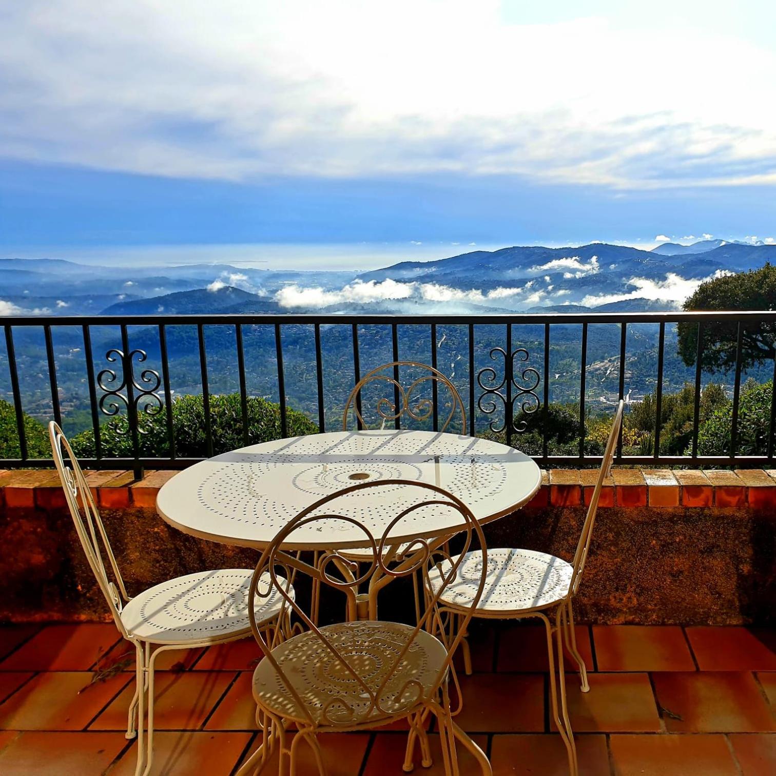 One-Bedroom Upper-Level Apartment with Balcony and Panoramic Views  photo 1