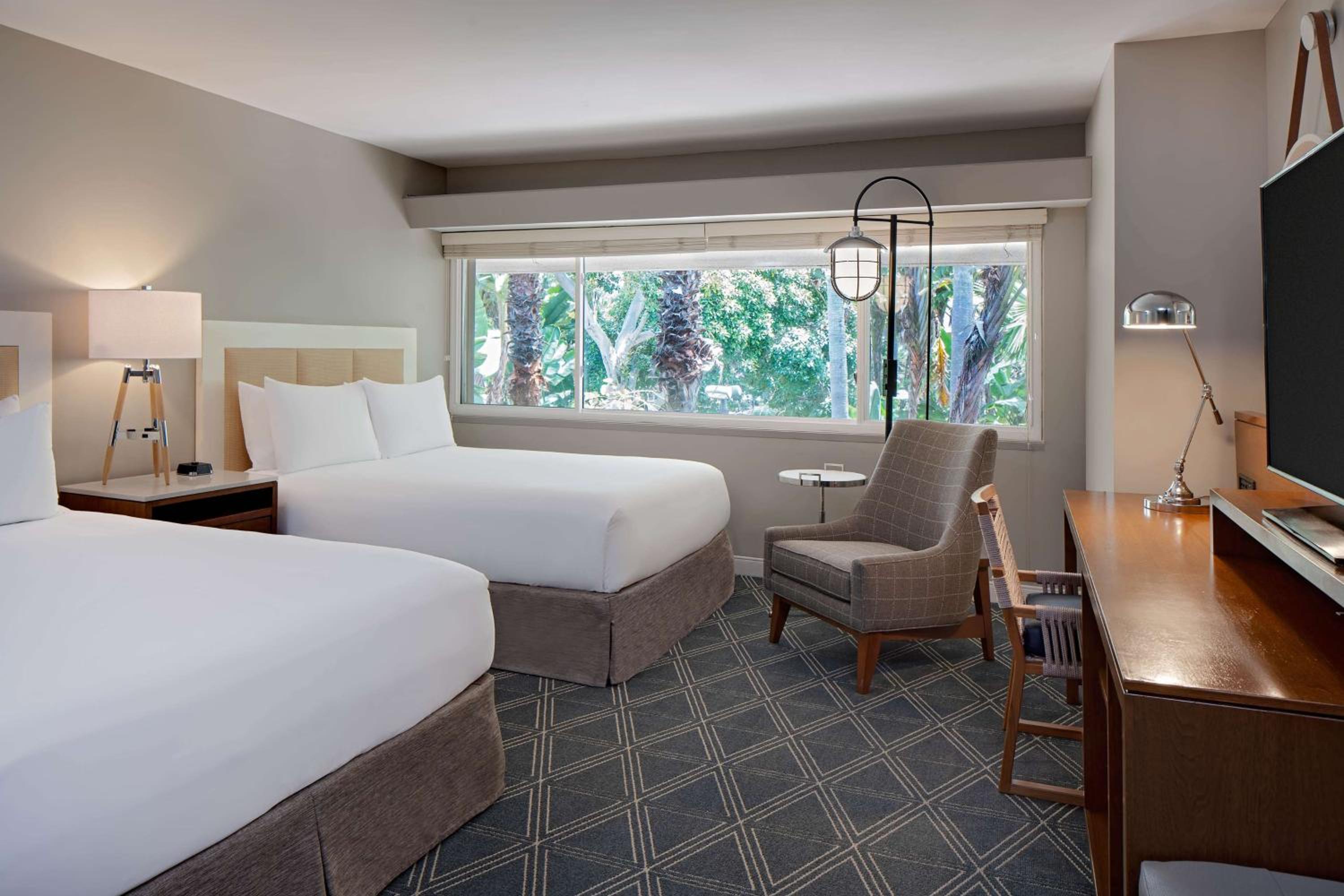 Queen Room with Two Queen Beds - Photo 2