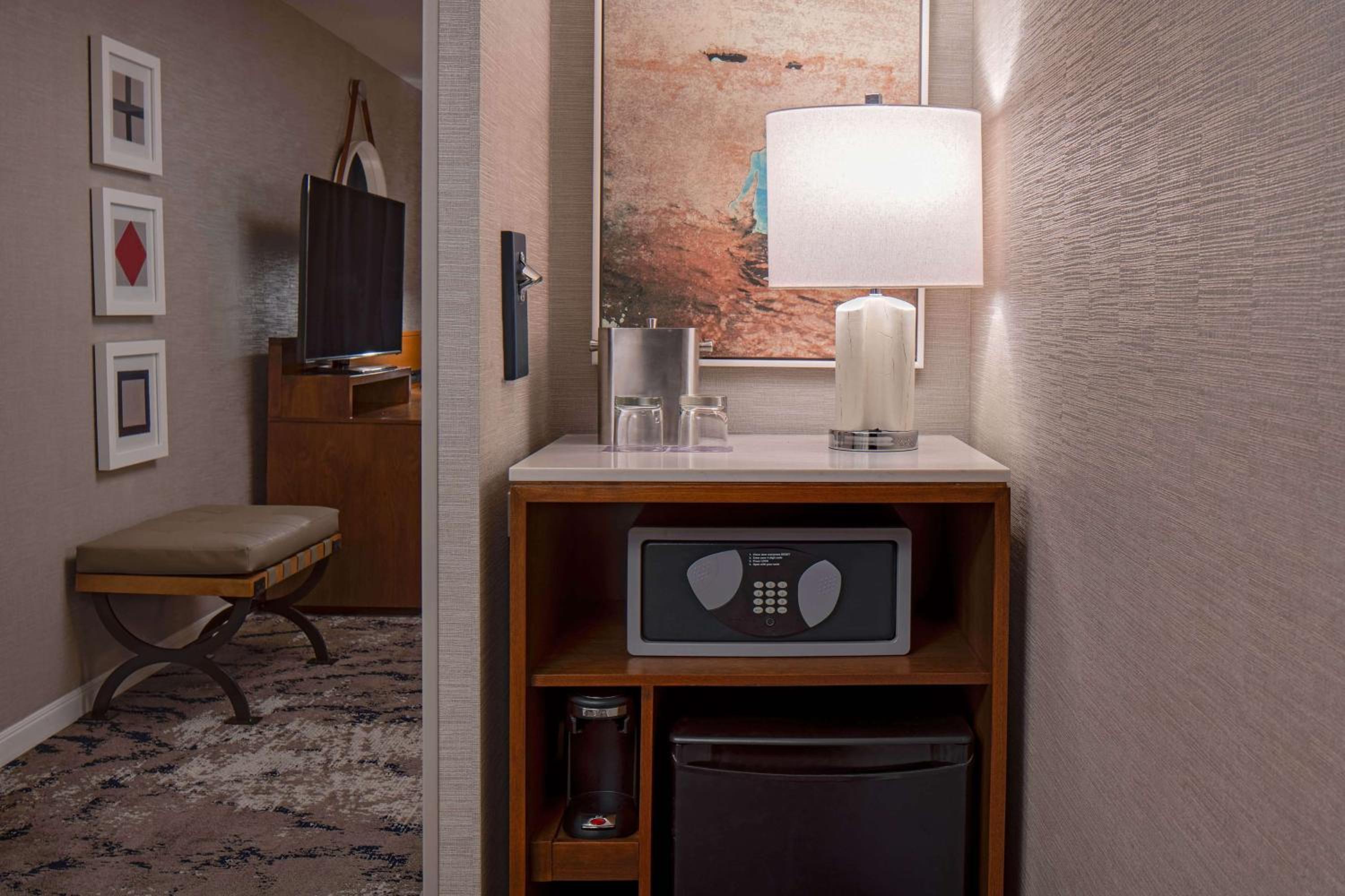 King Room with Balcony - Photo 3