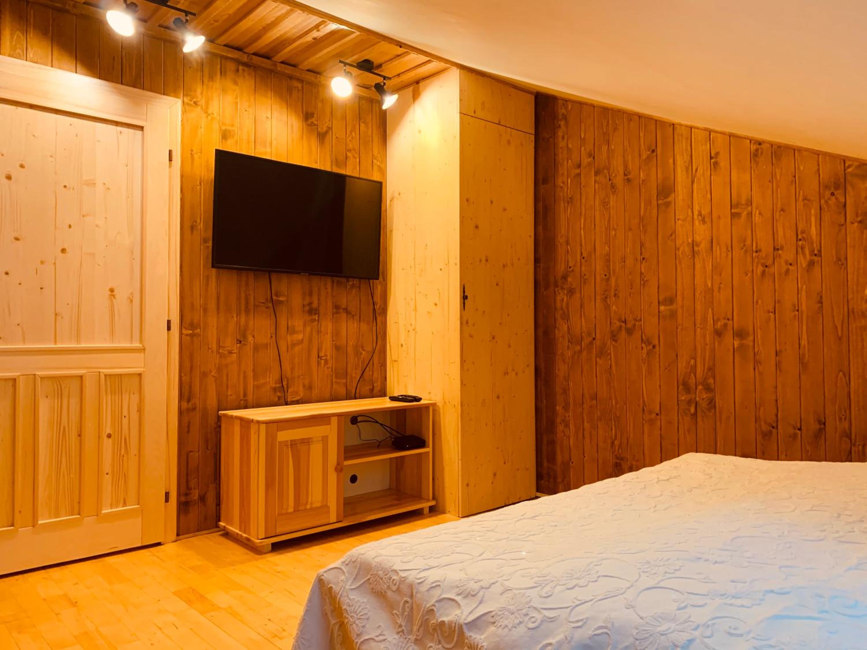 Economy Double Room - Photo 8