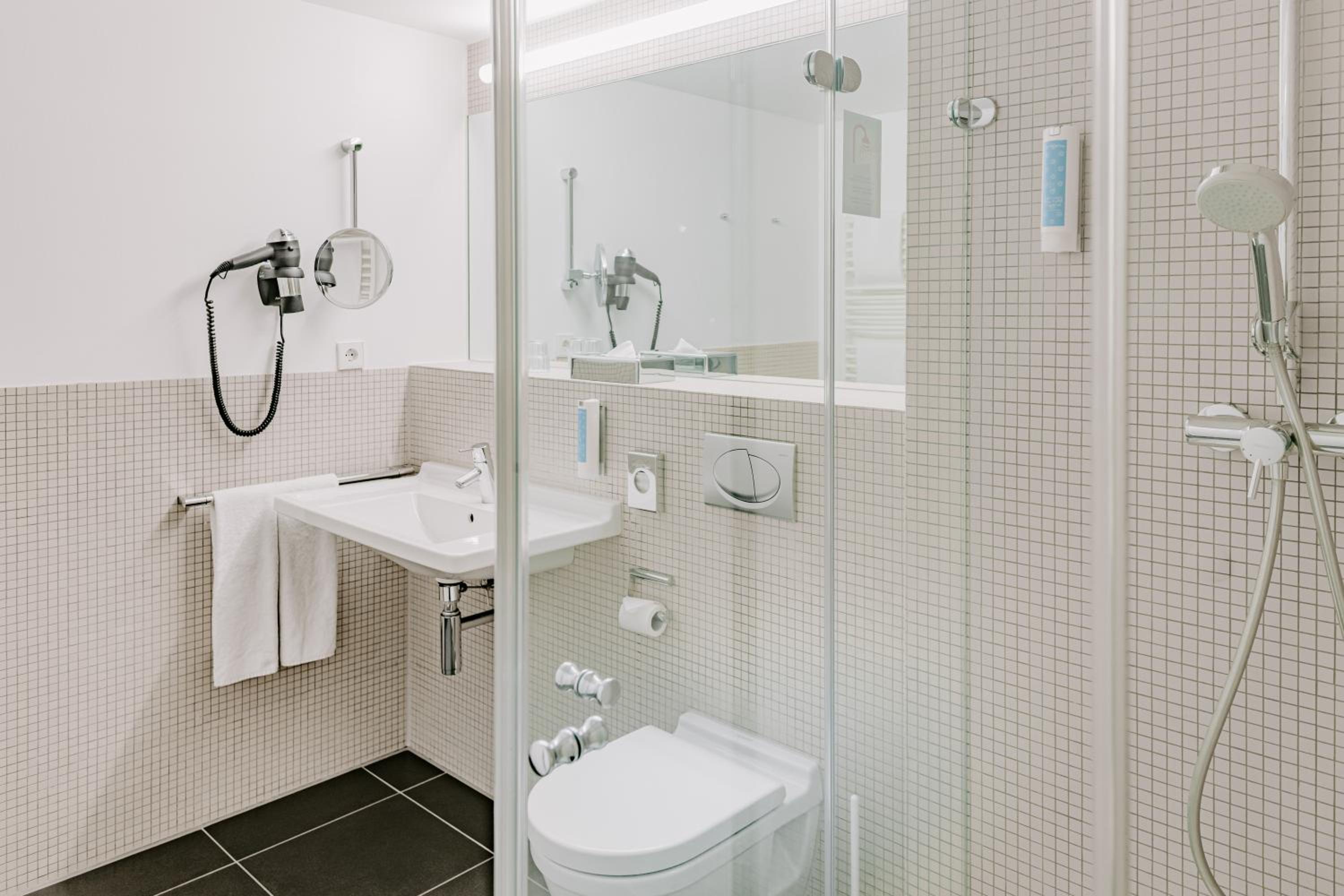 Comfort Accessible Room - Photo 3