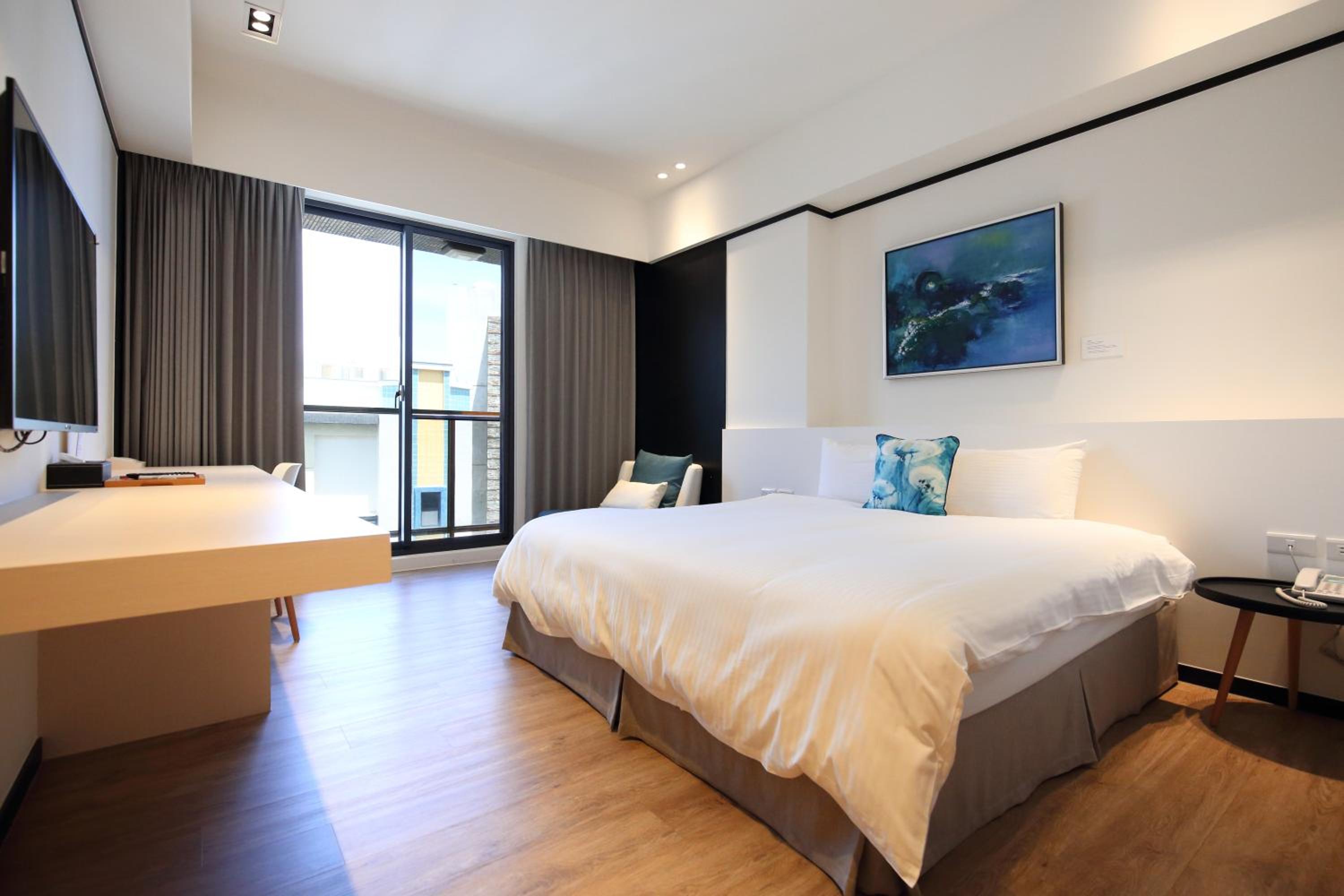 Deluxe Double Room with Balcony photo 3