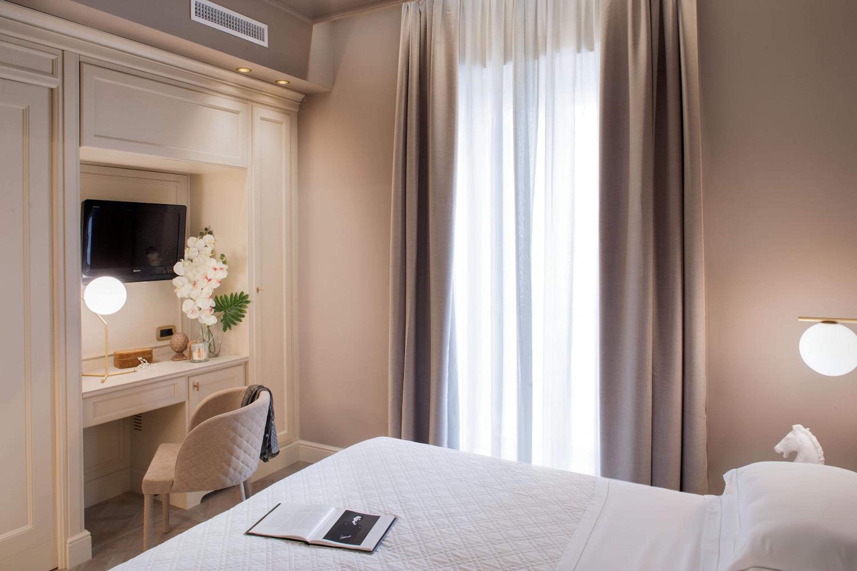 Superior Double or Twin Room with City View - Photo 8