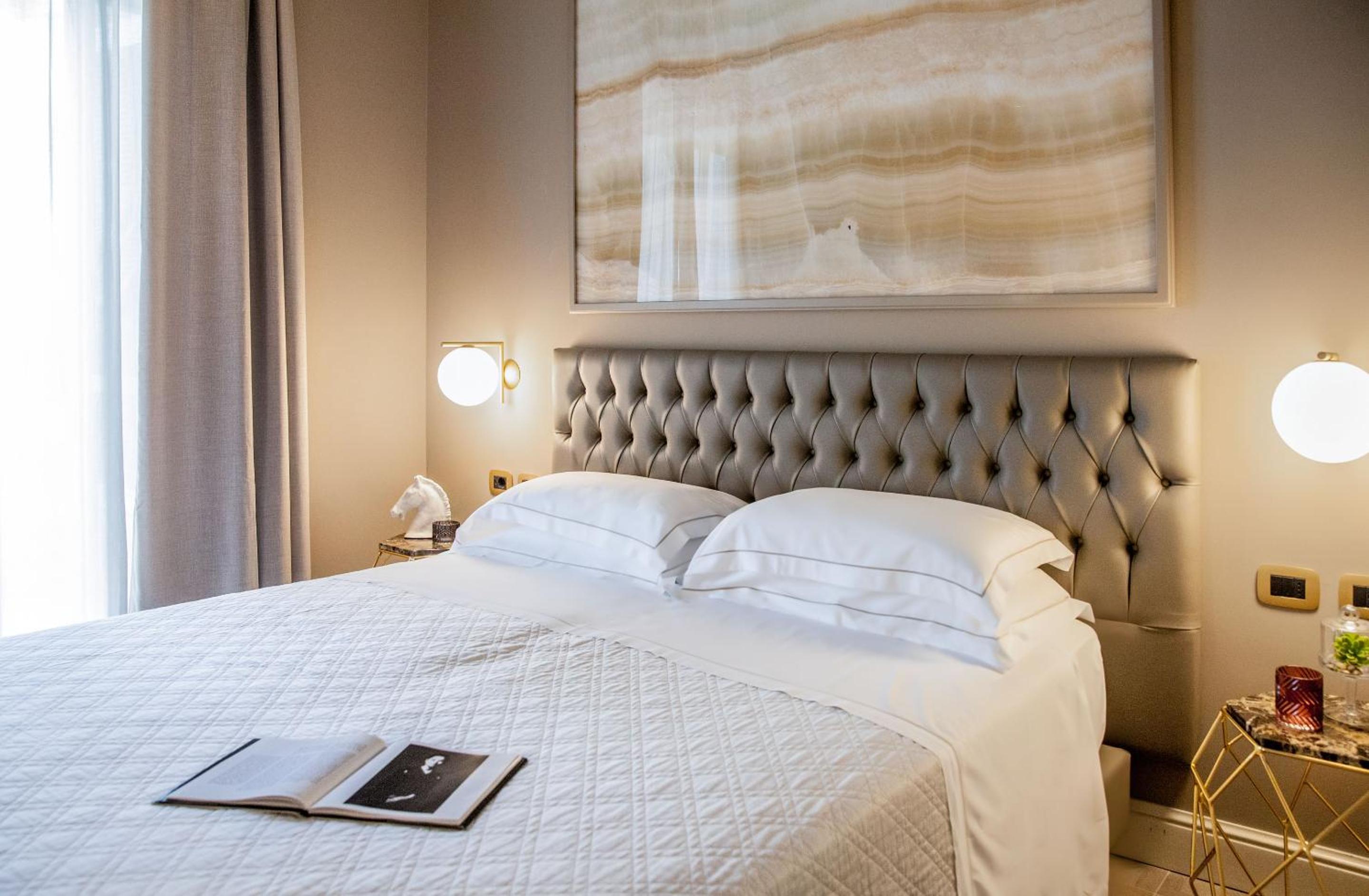 Superior Double or Twin Room with City View - Photo 9