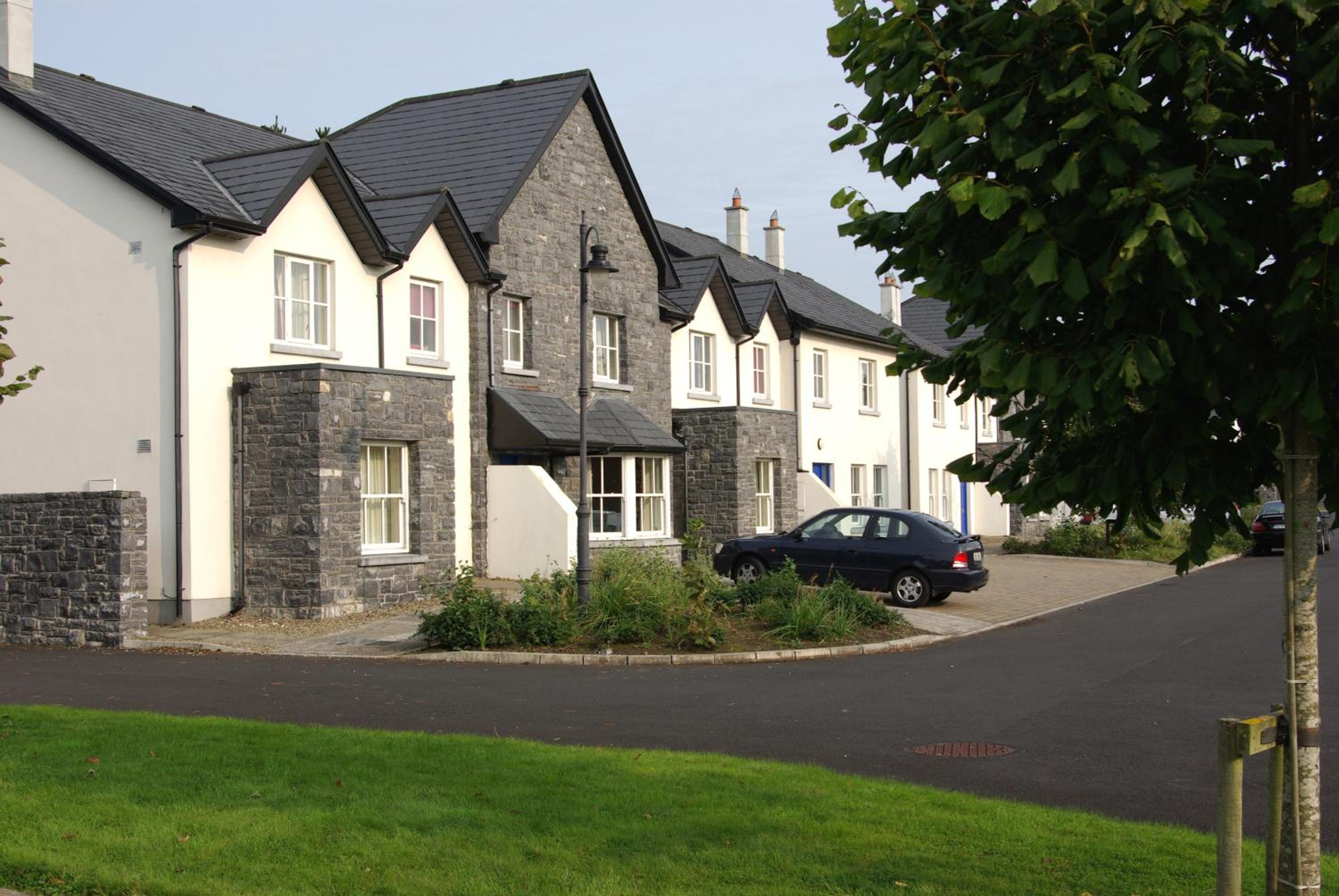 Three-Bedroom House - Photo 10