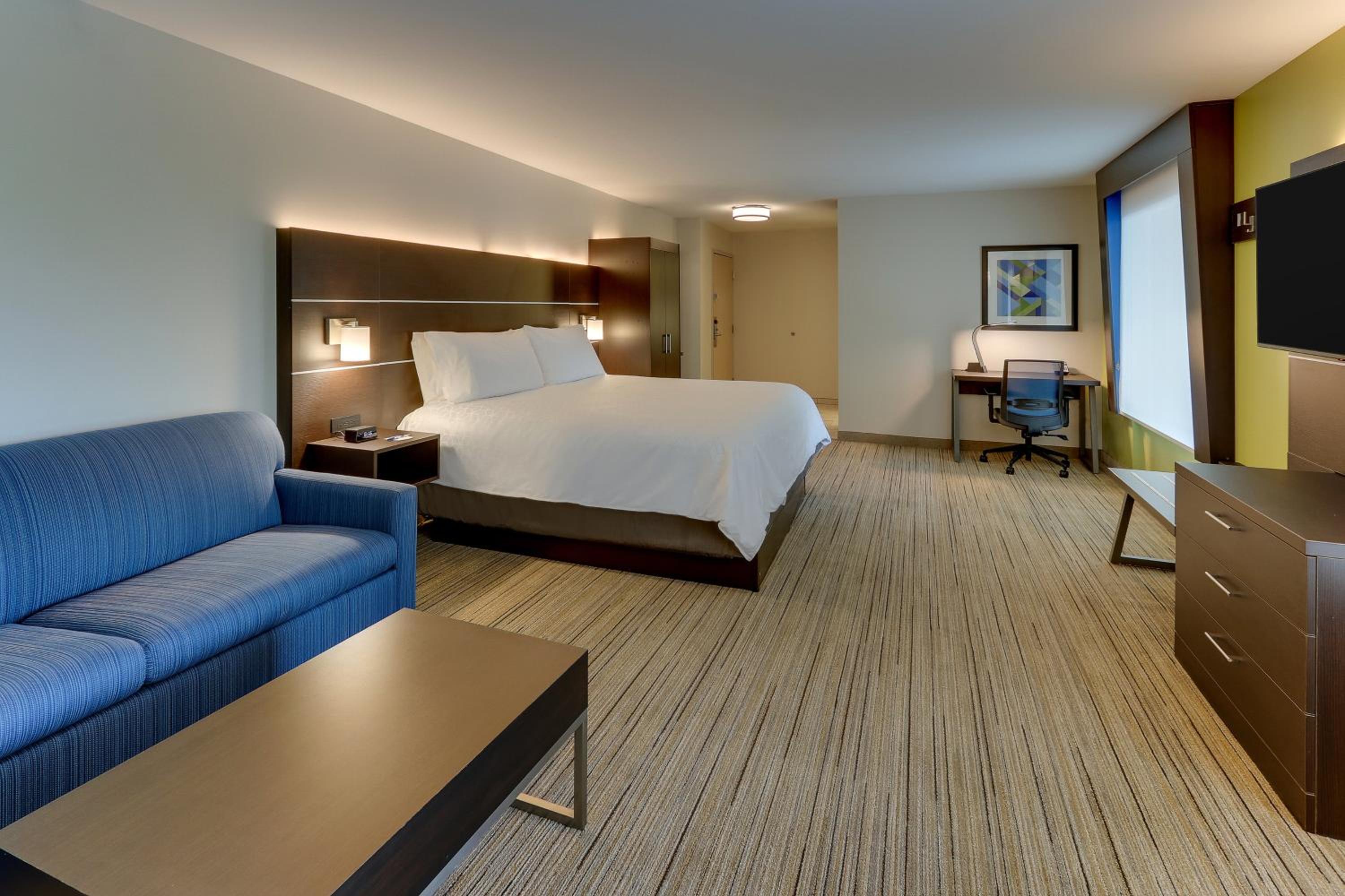King Suite - Non-Smoking - Photo 2
