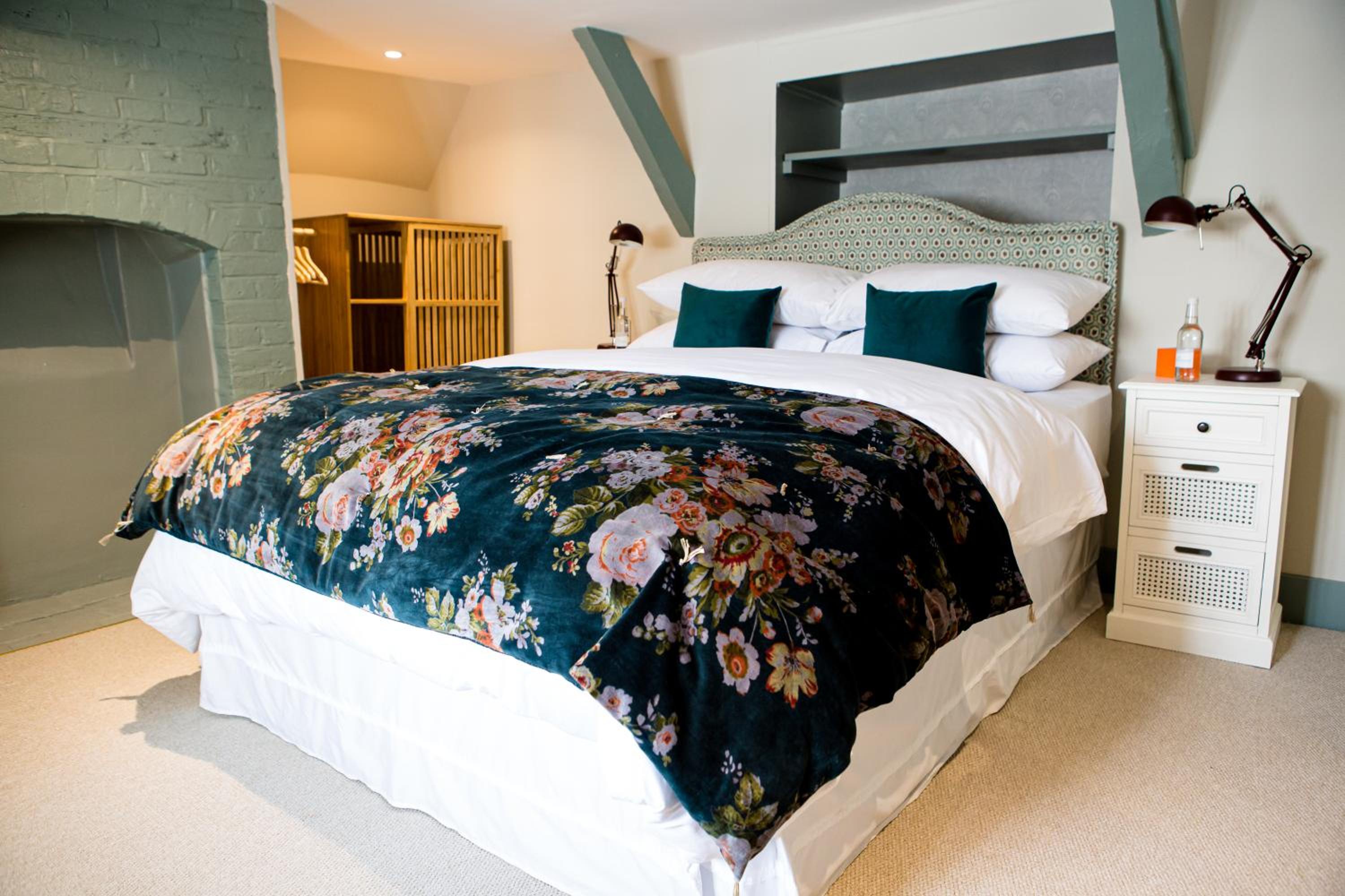 Deluxe Double Room with Bath - Photo 1
