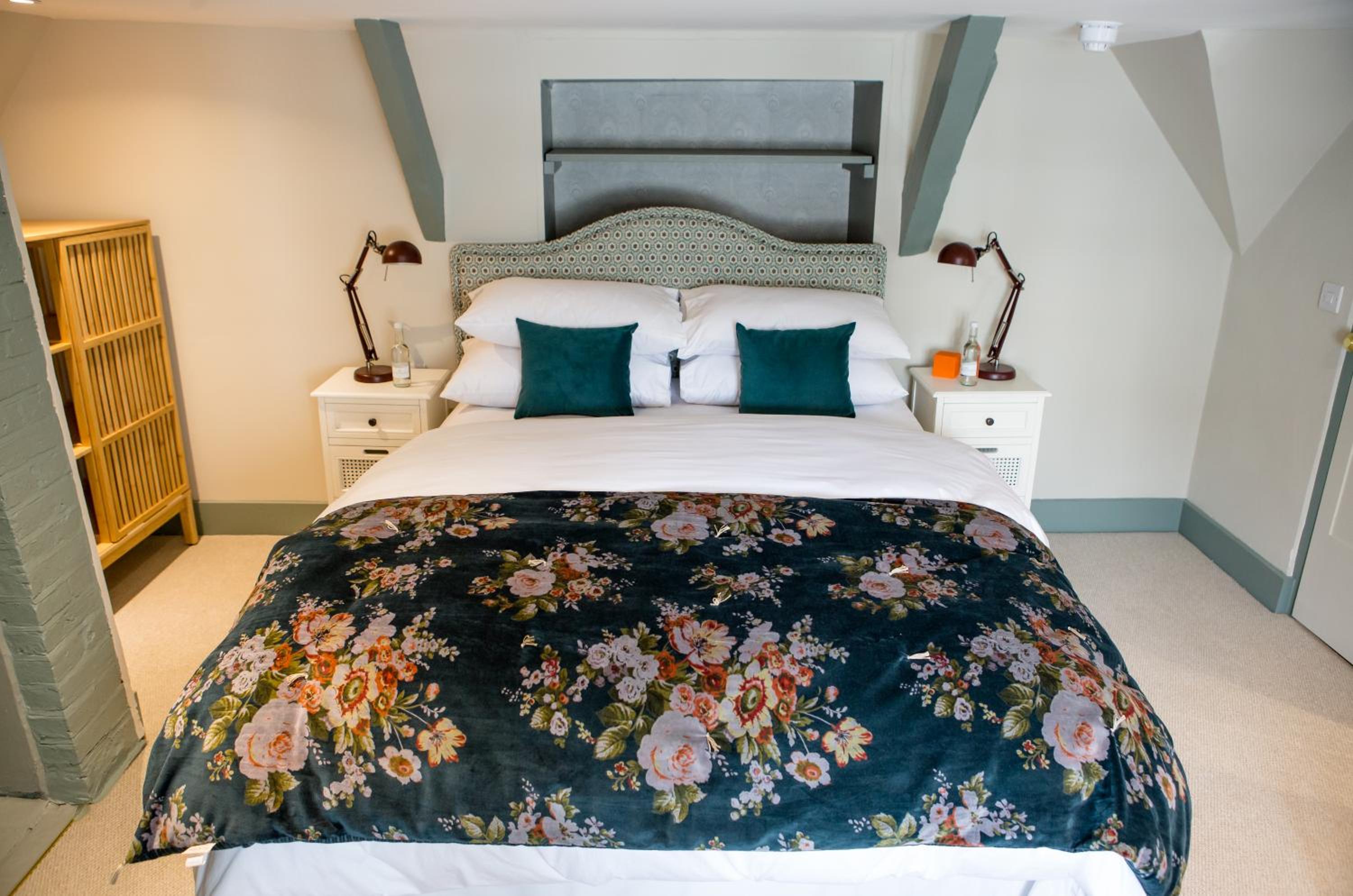 Deluxe Double Room with Bath - Photo 3