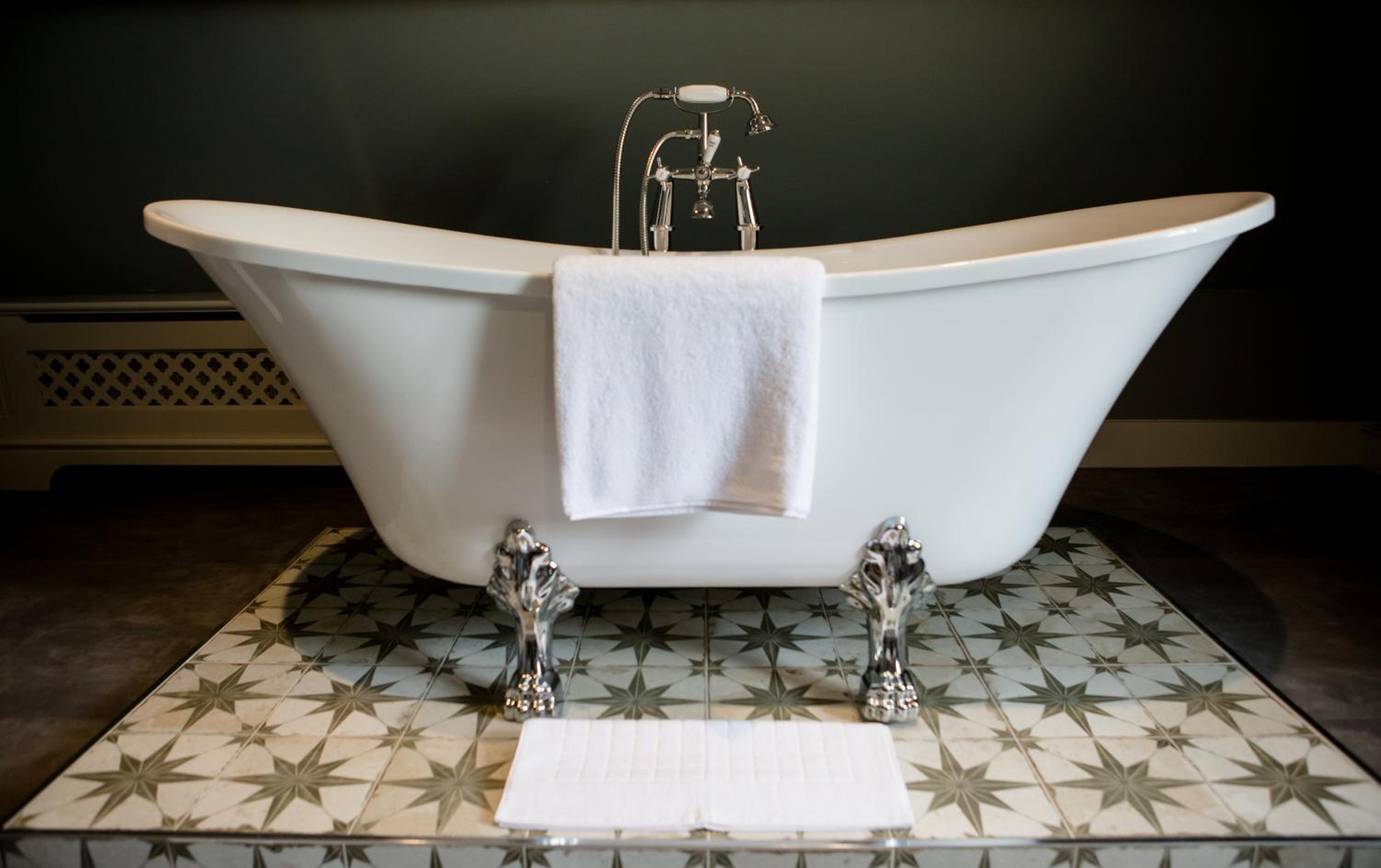 Deluxe Double Room with Bath - Photo 5