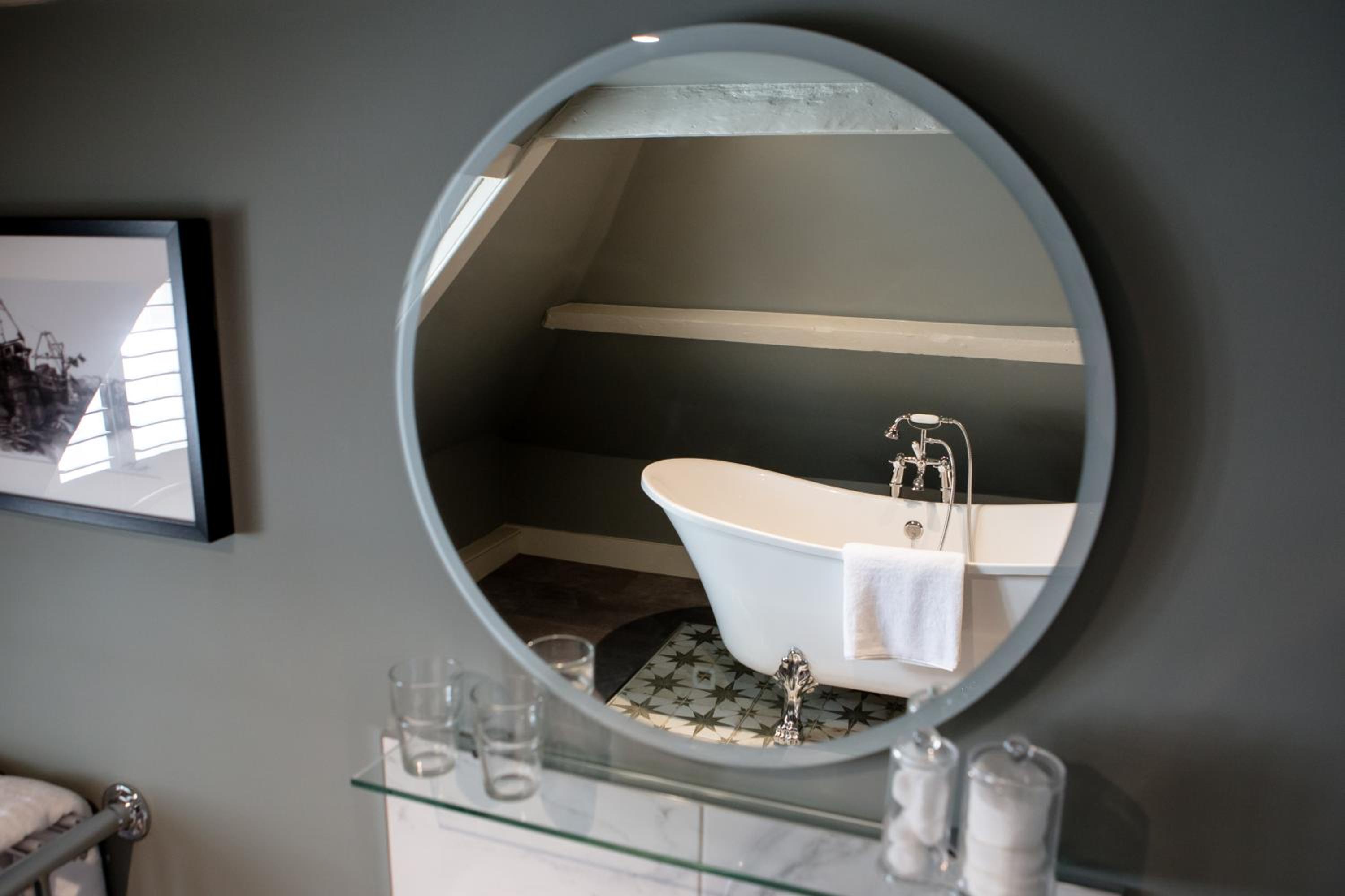 Deluxe Double Room with Bath - Photo 6