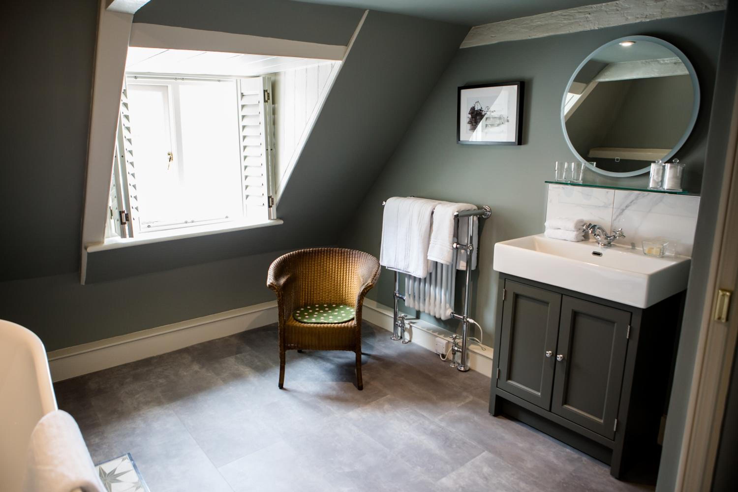 Deluxe Double Room with Bath - Photo 7