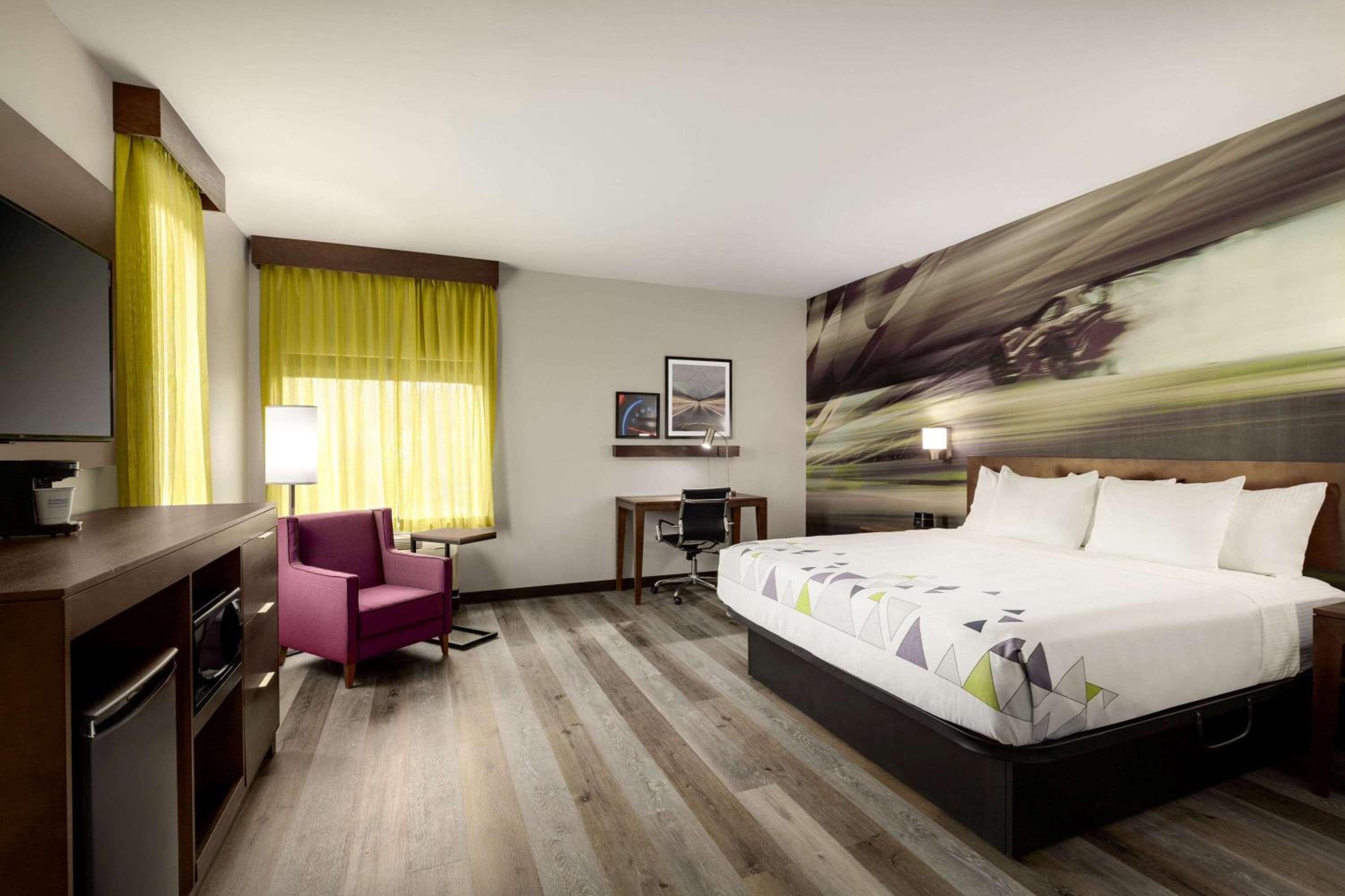 King Room - Non-Smoking - Photo 2
