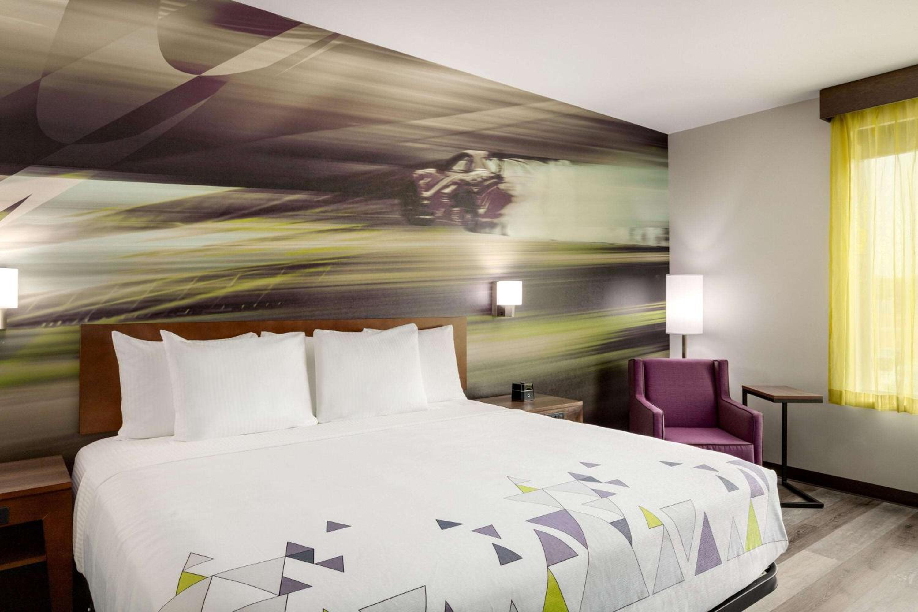 Deluxe King Room with Mobility/Hearing Impaired Access - Non-Smoking - Photo 2