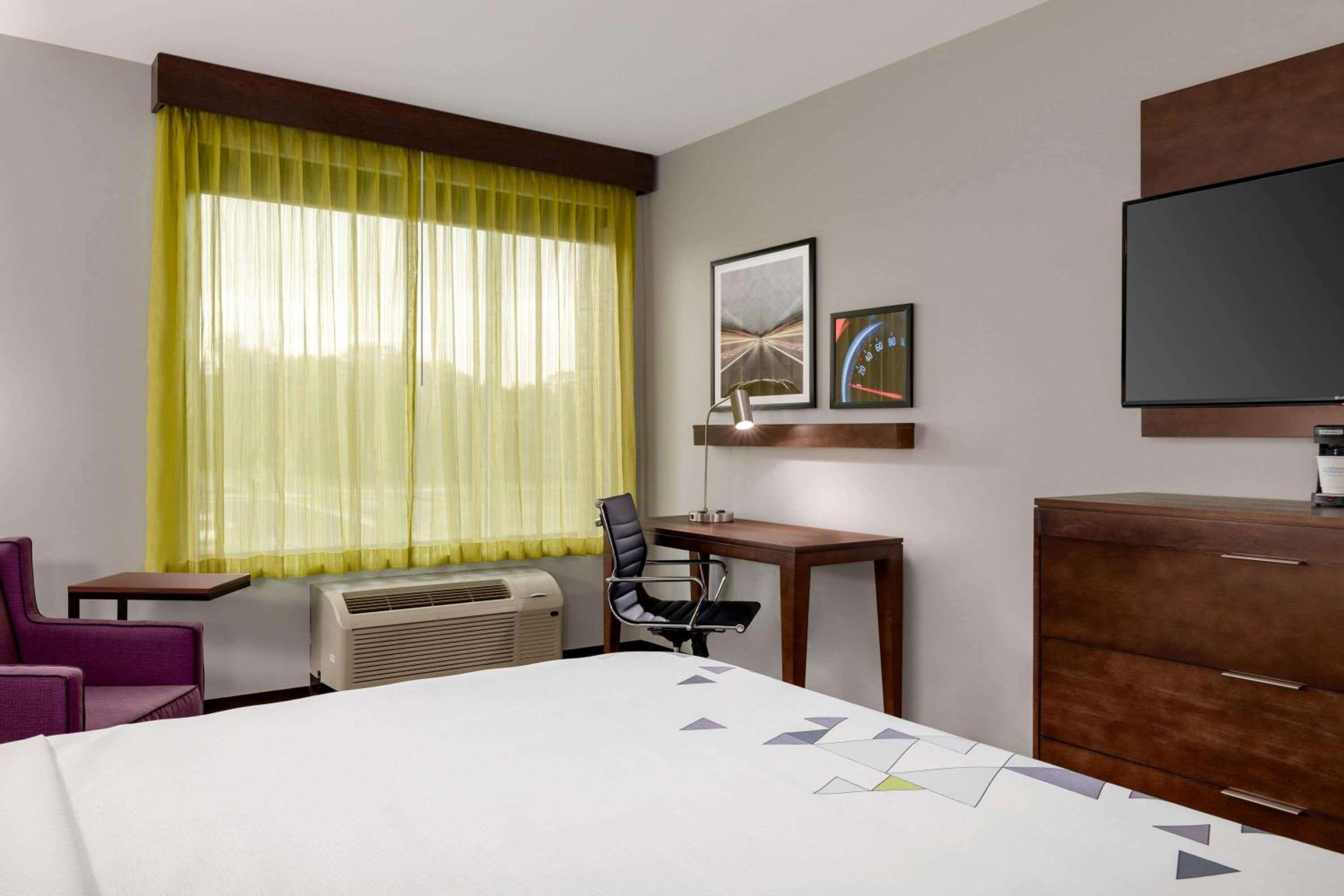 King Room with Mobility/Hearing Impaired Access - Non-Smoking - Photo 3