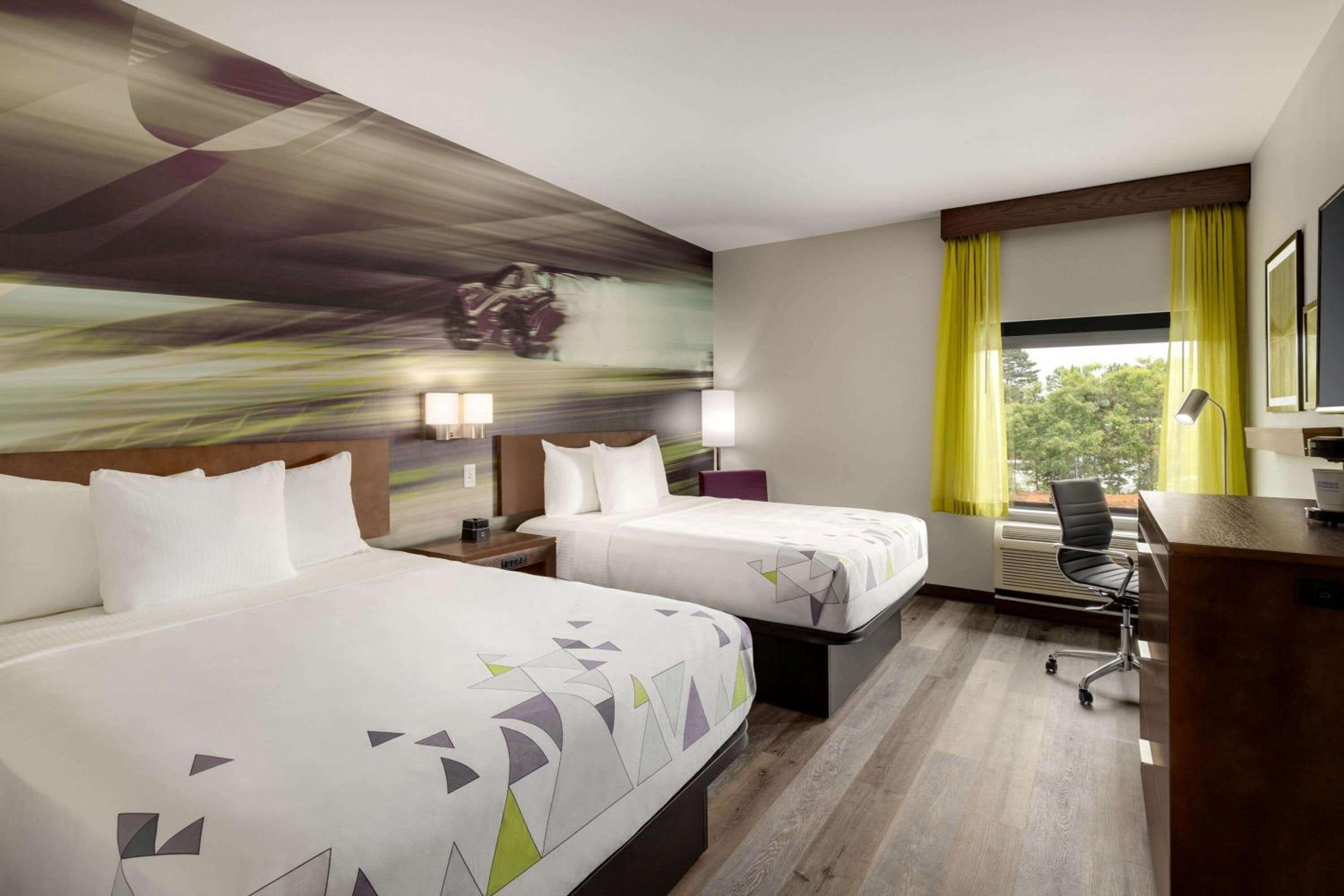 Queen Room with Two Queen Beds - Non-Smoking - Photo 3