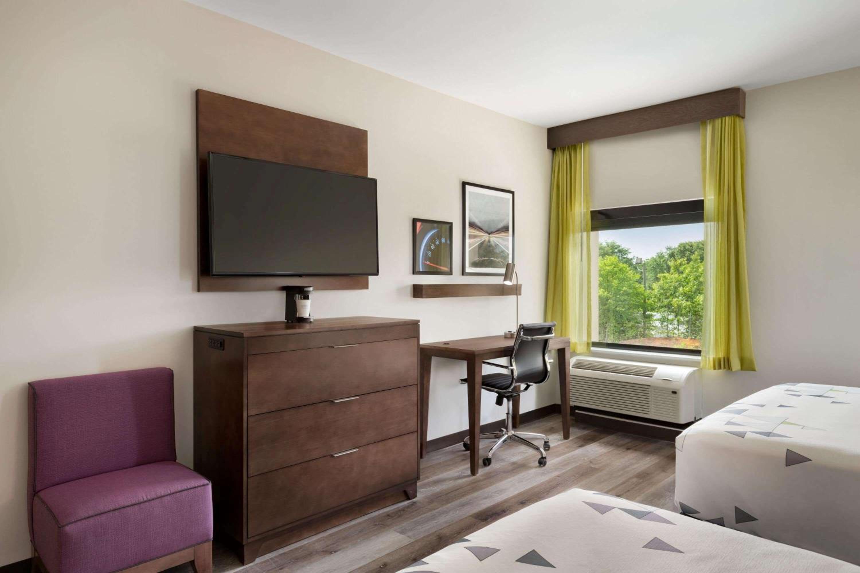 Queen Room with Two Queen Beds - Mobility Access/Non-Smoking - Photo 2