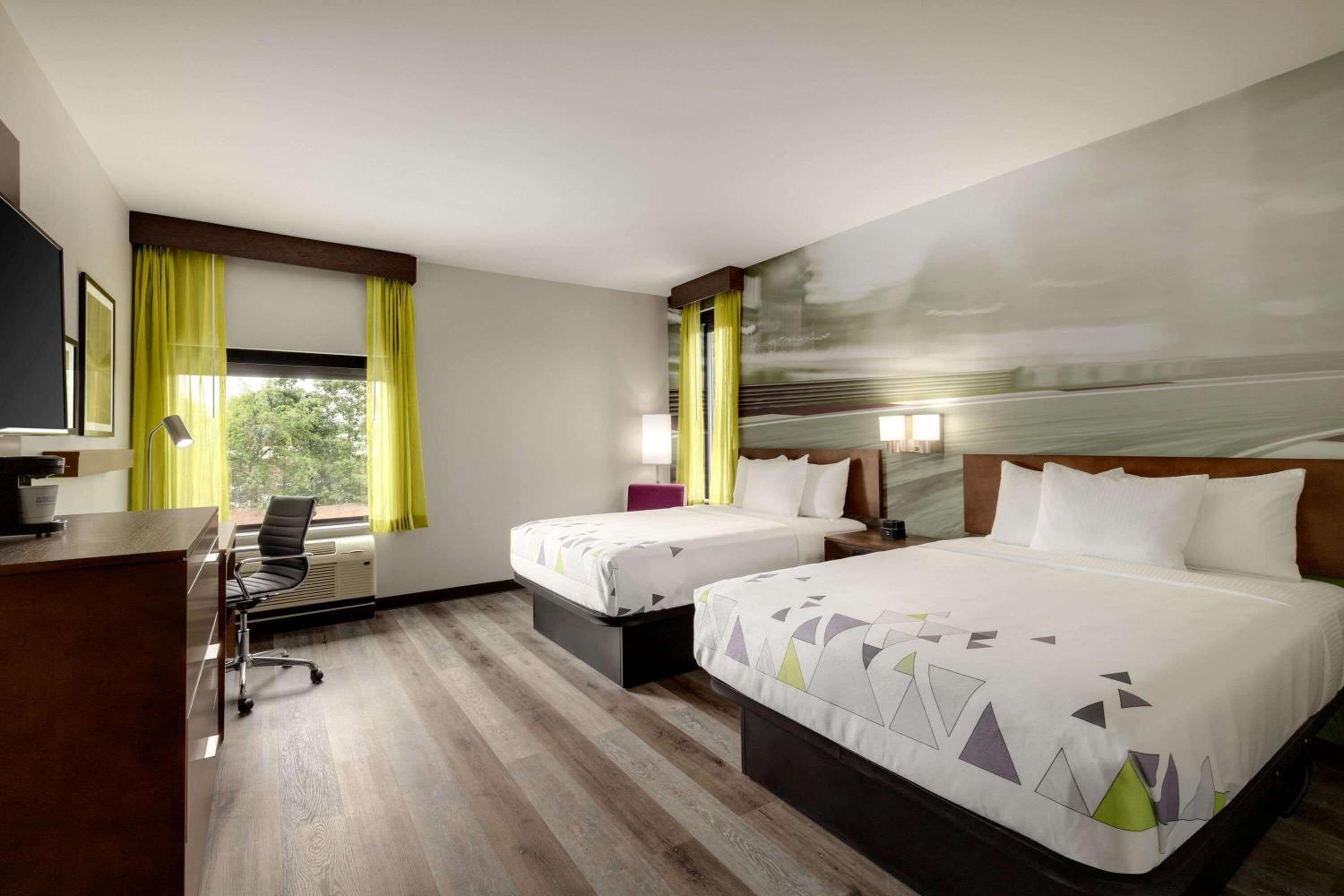 Business Queen Room with Two Queen Beds - Non-Smoking - Photo 3