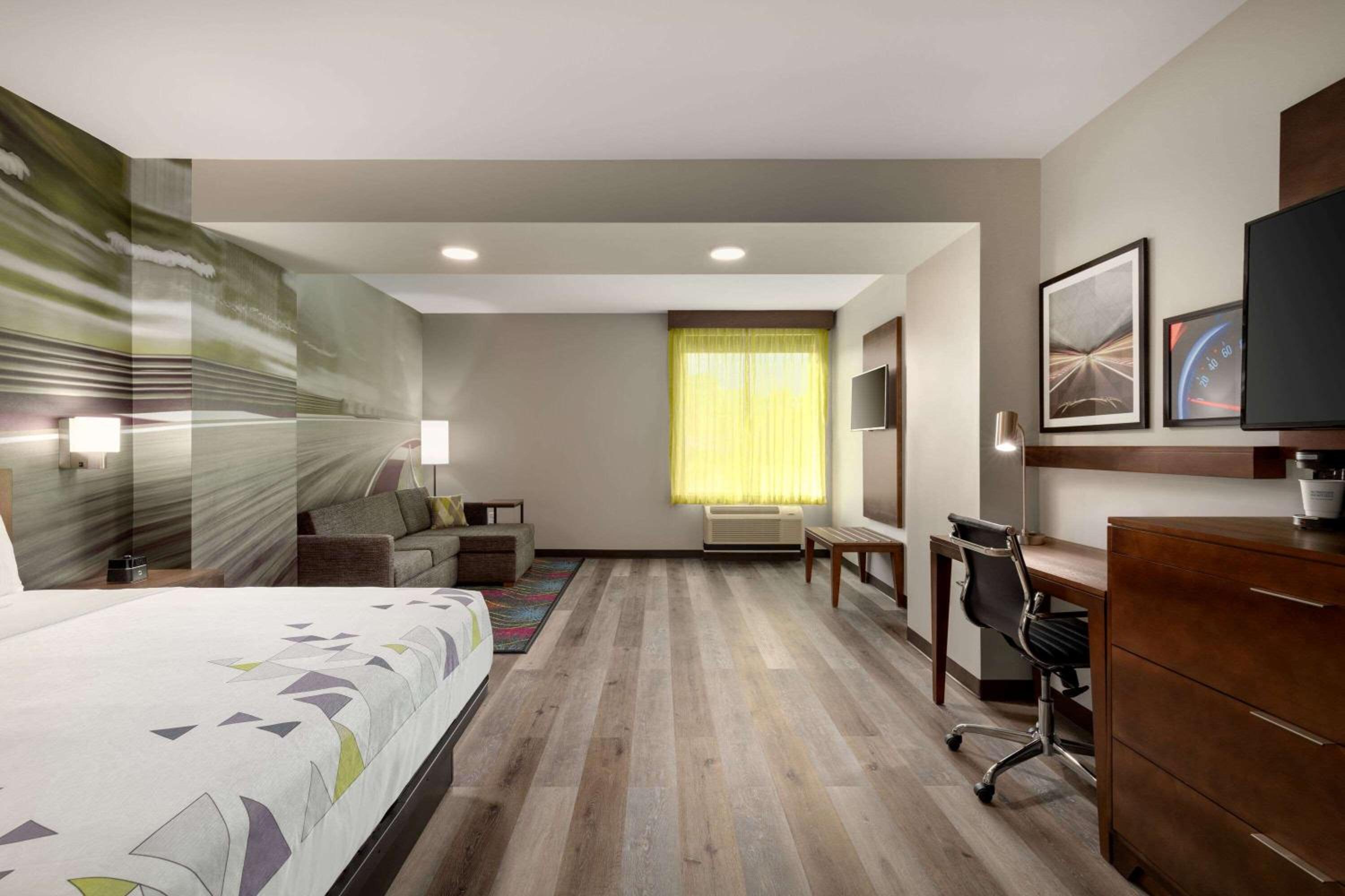 Business King Room - Non-Smoking - Photo 3