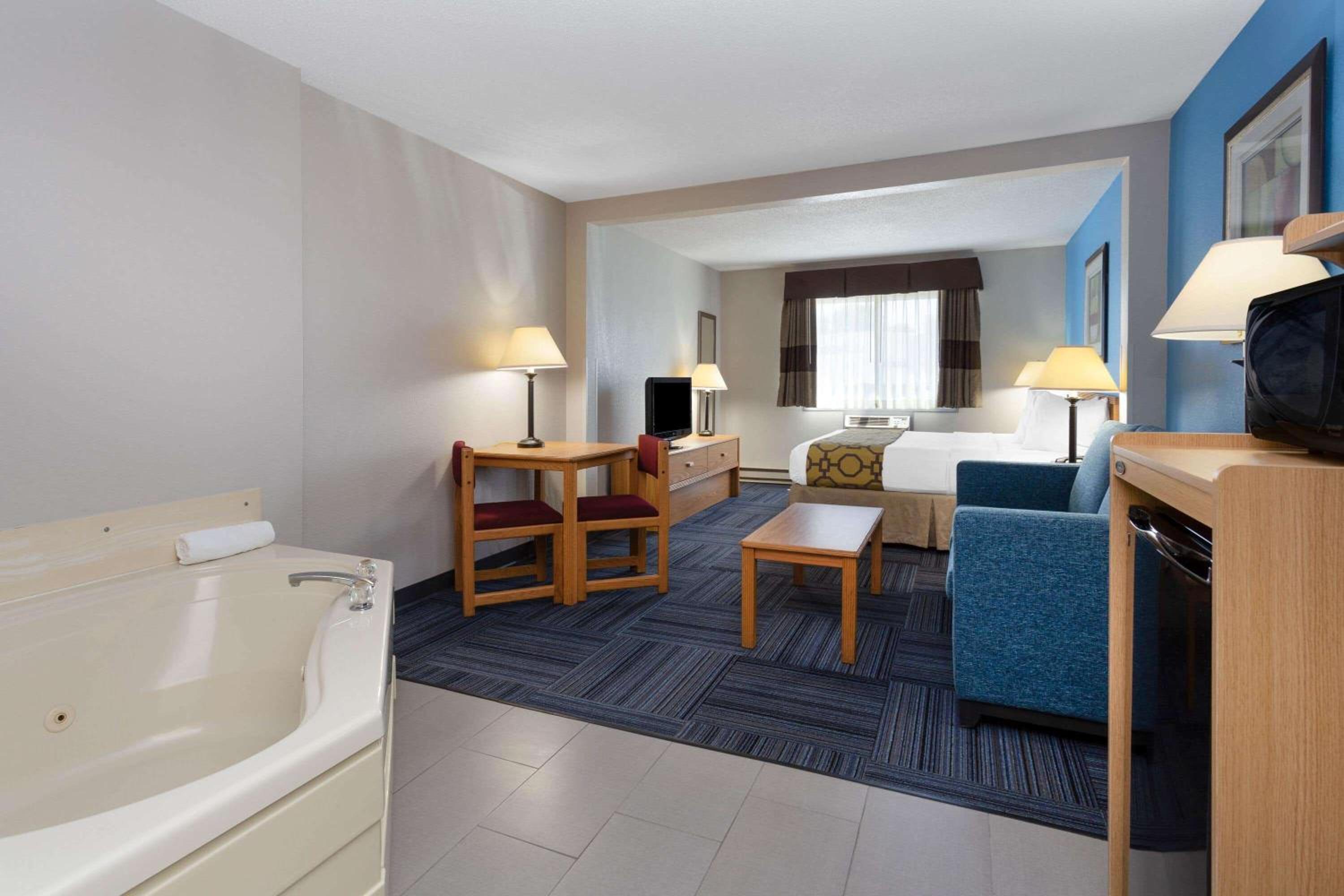 Deluxe King Studio Suite - Non-Smoking - Photo 1