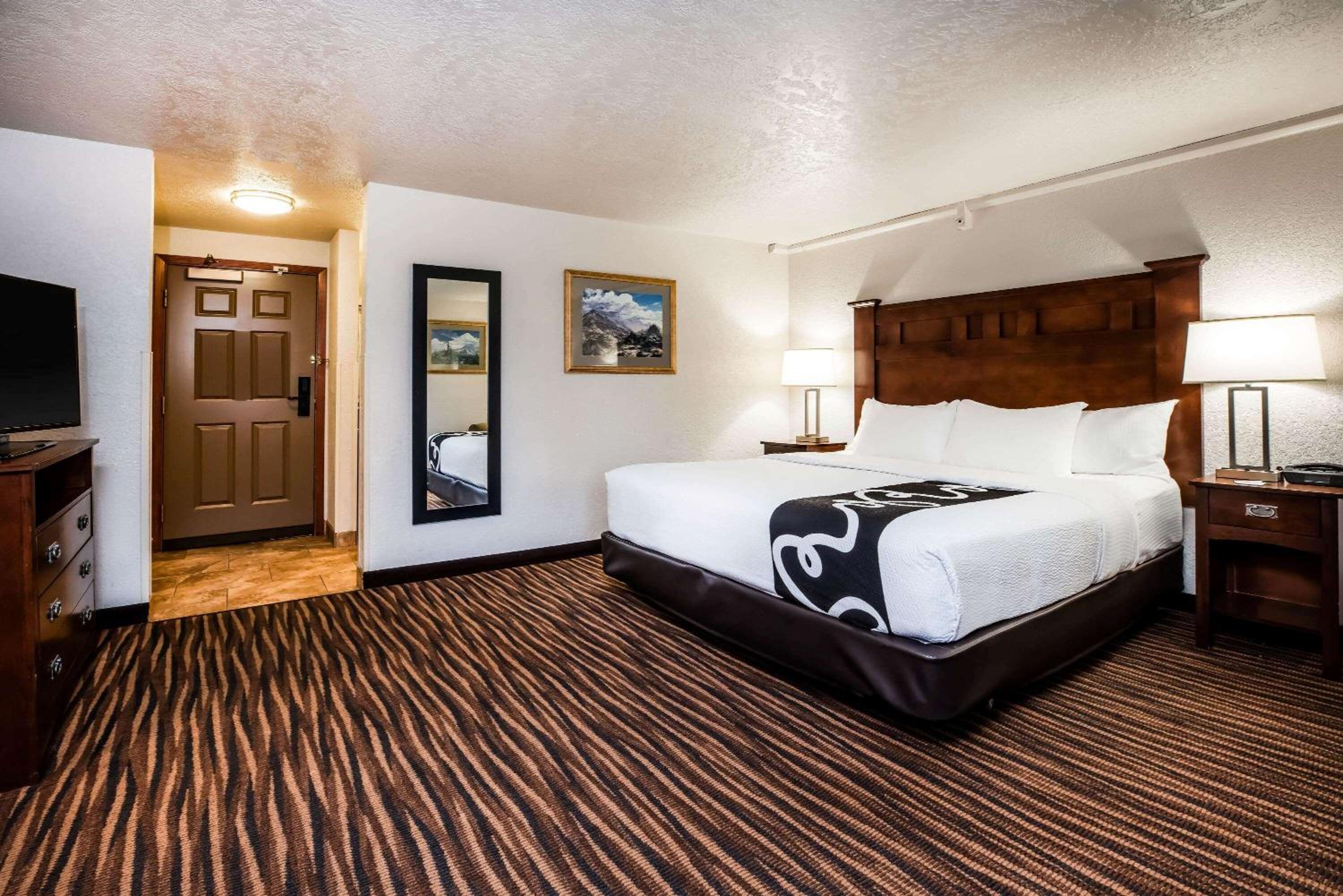 King Suite - Non-Smoking - Photo 4