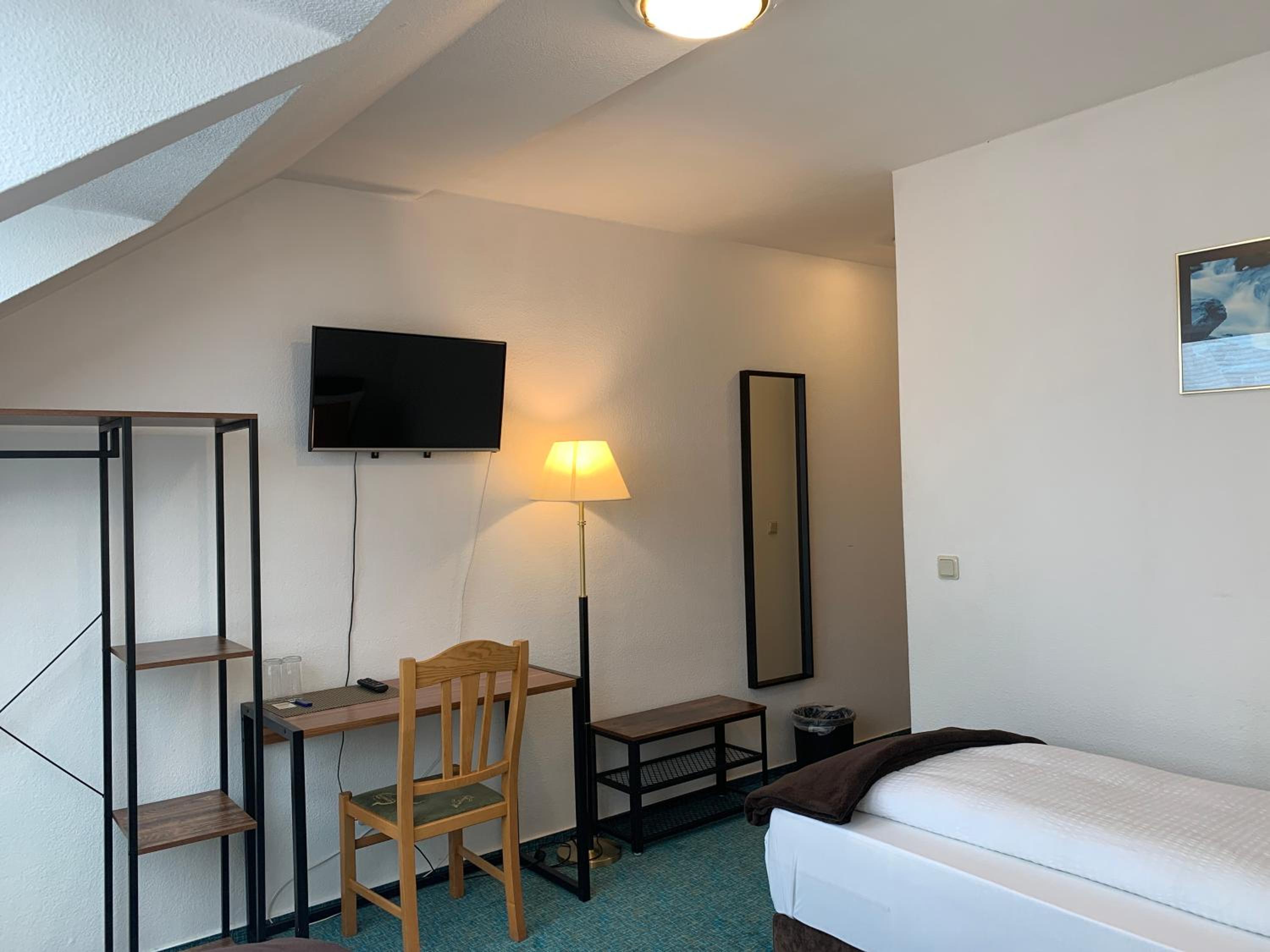 Standard Twin Room - Photo 8