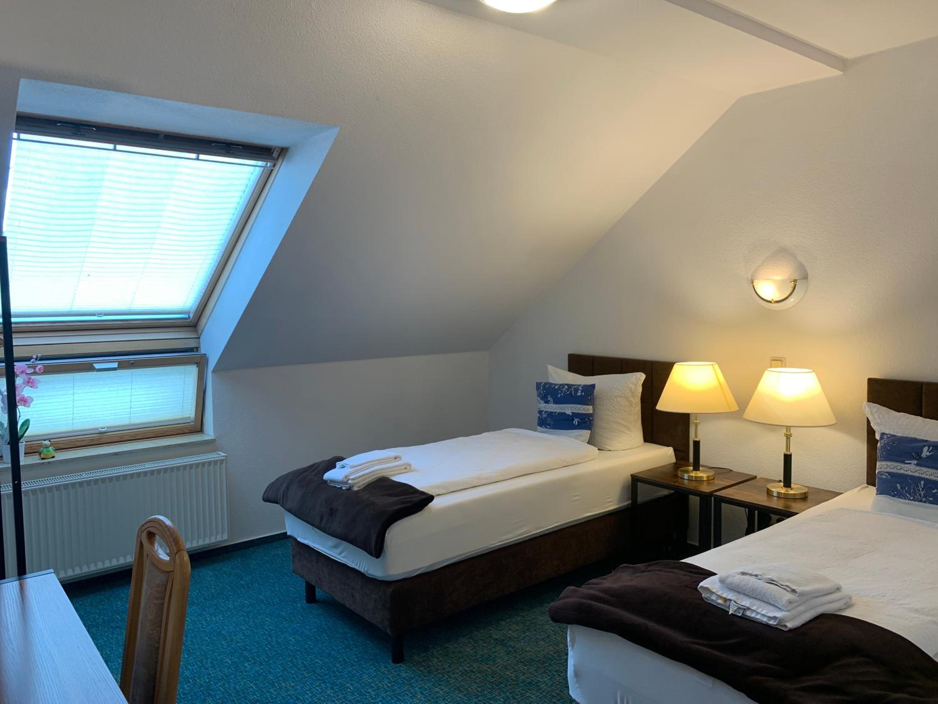 Standard Twin Room - Photo 6