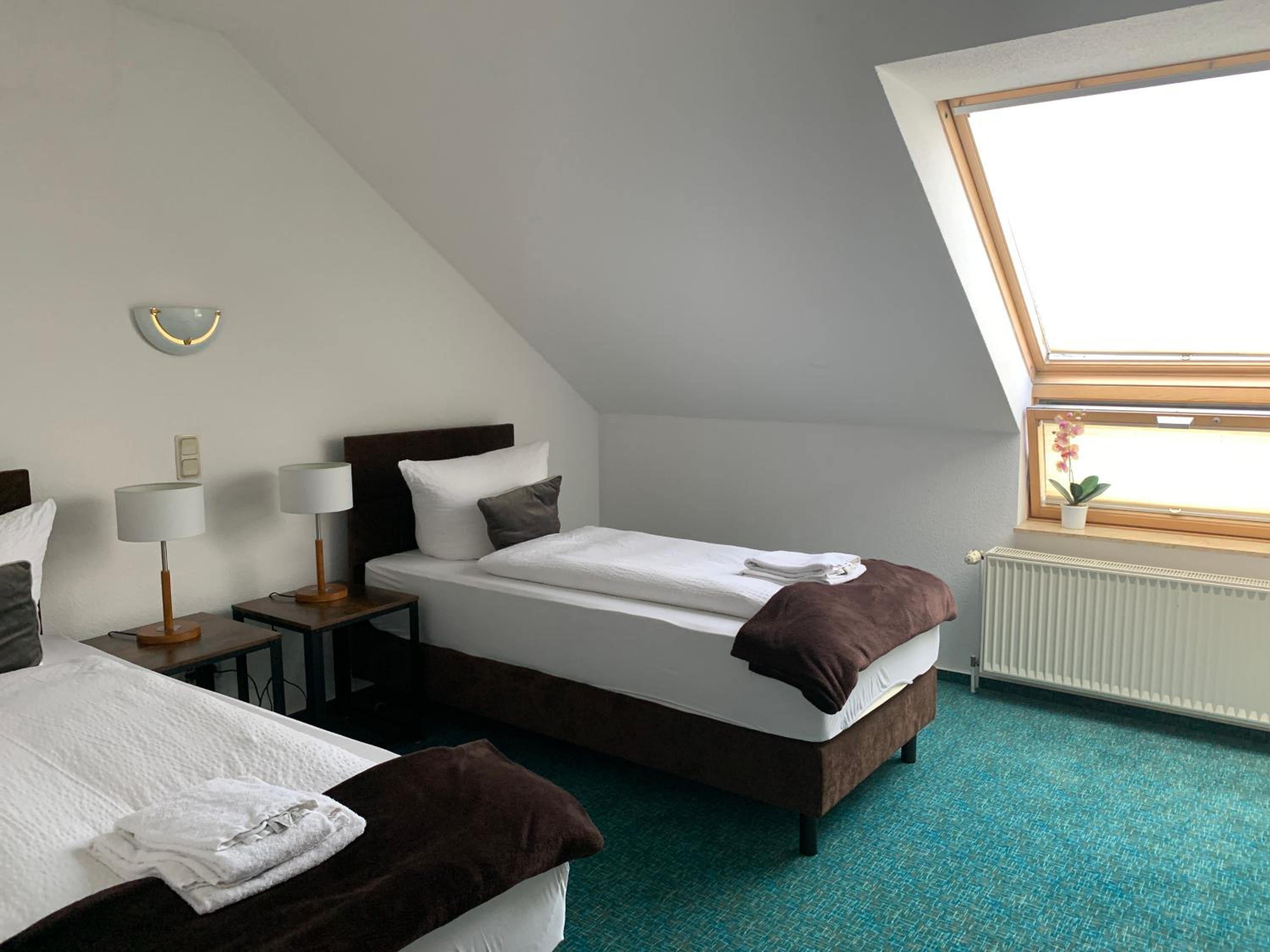 Standard Twin Room - Photo 4