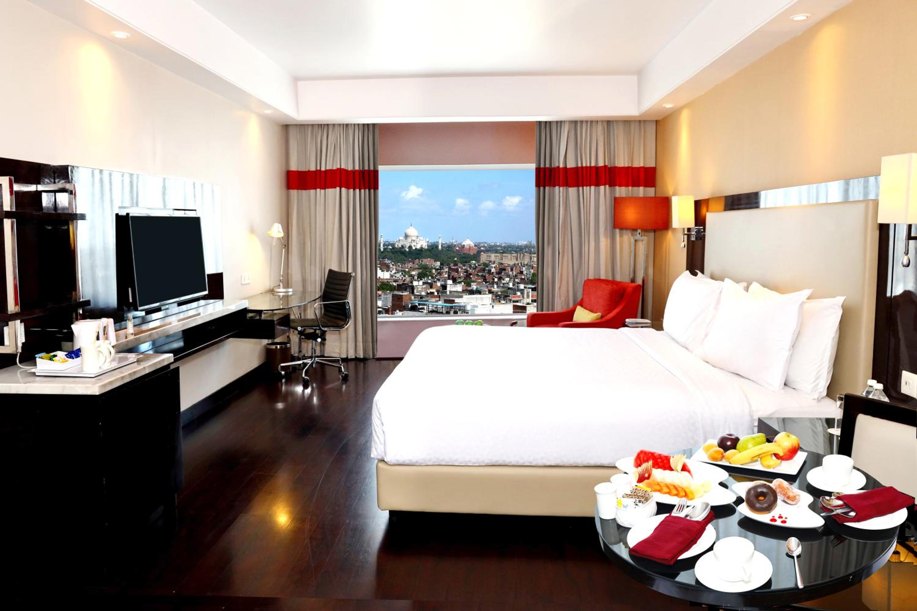 Executive Room Taj Mahal View with 10% discount on food, beverages and laundry | 50% discount on spa until 5pm | 1+1 IMFL Happy Hours from 1pm to 5pm (Henry's Pub Only) | | Cookies & Chocolate platter per stay | 10 min foot massage - Photo 7