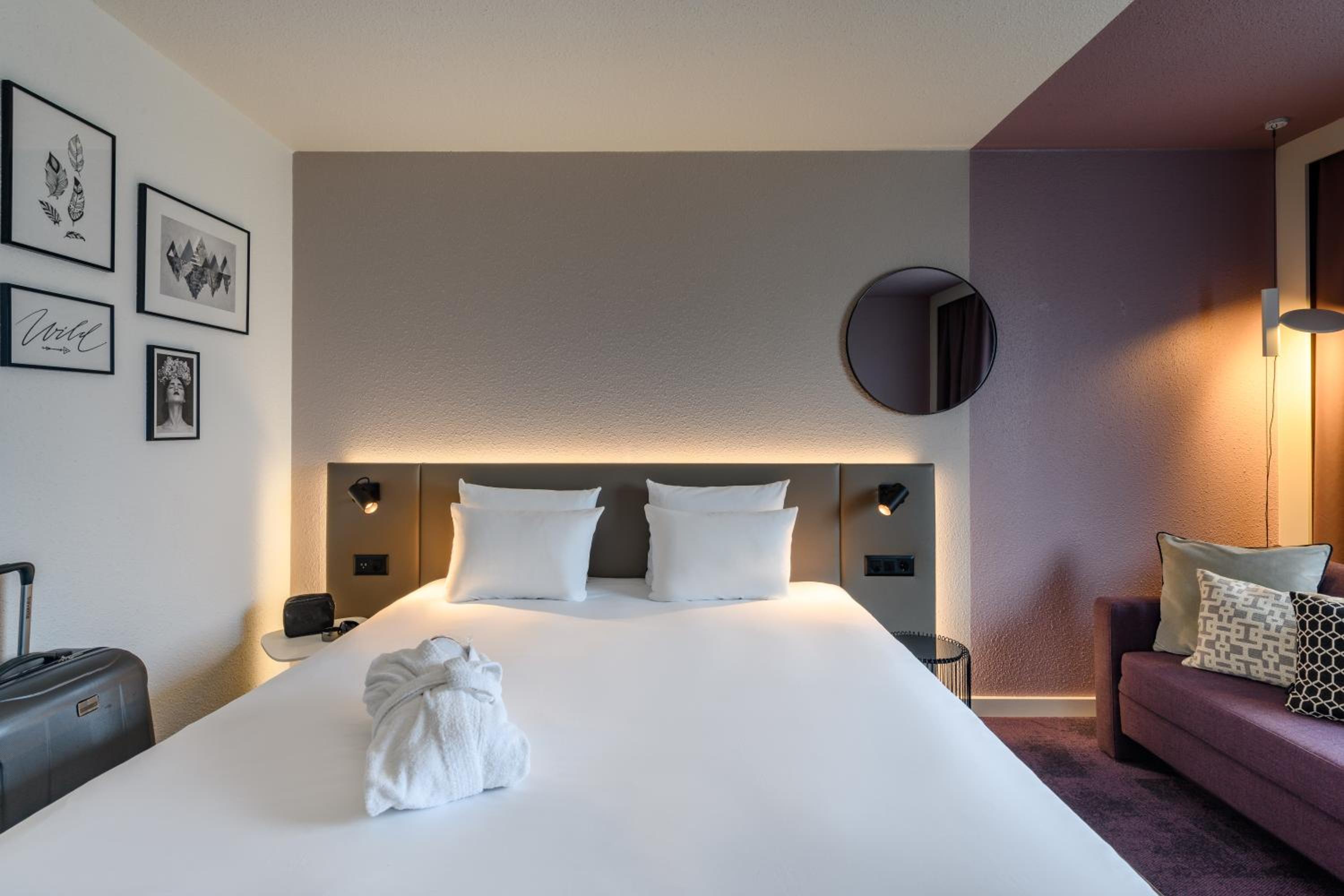 Executive Room with 1 Queen Bed and Sofa - Photo 13