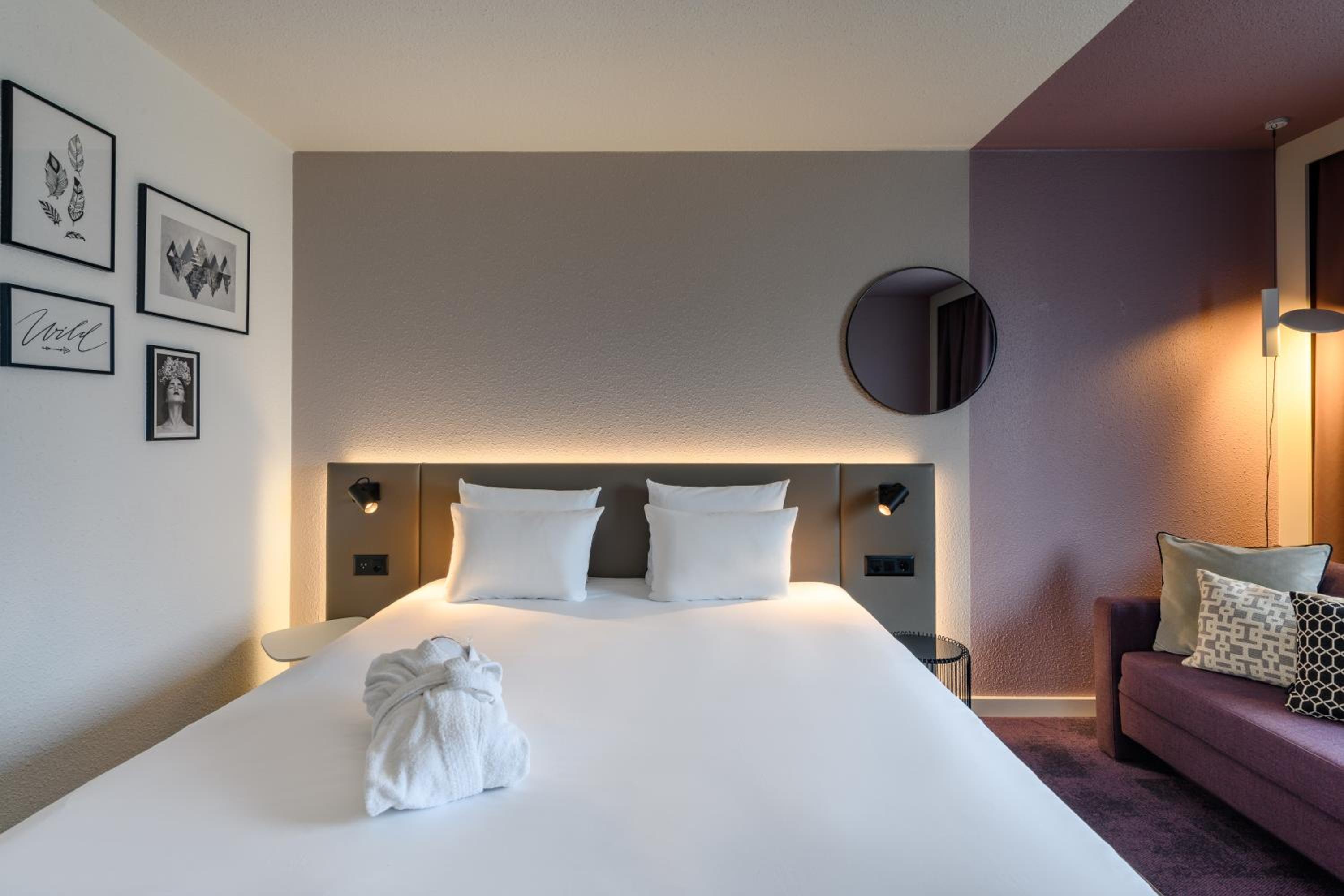 Executive Room with 1 Queen Bed and Sofa - Photo 12