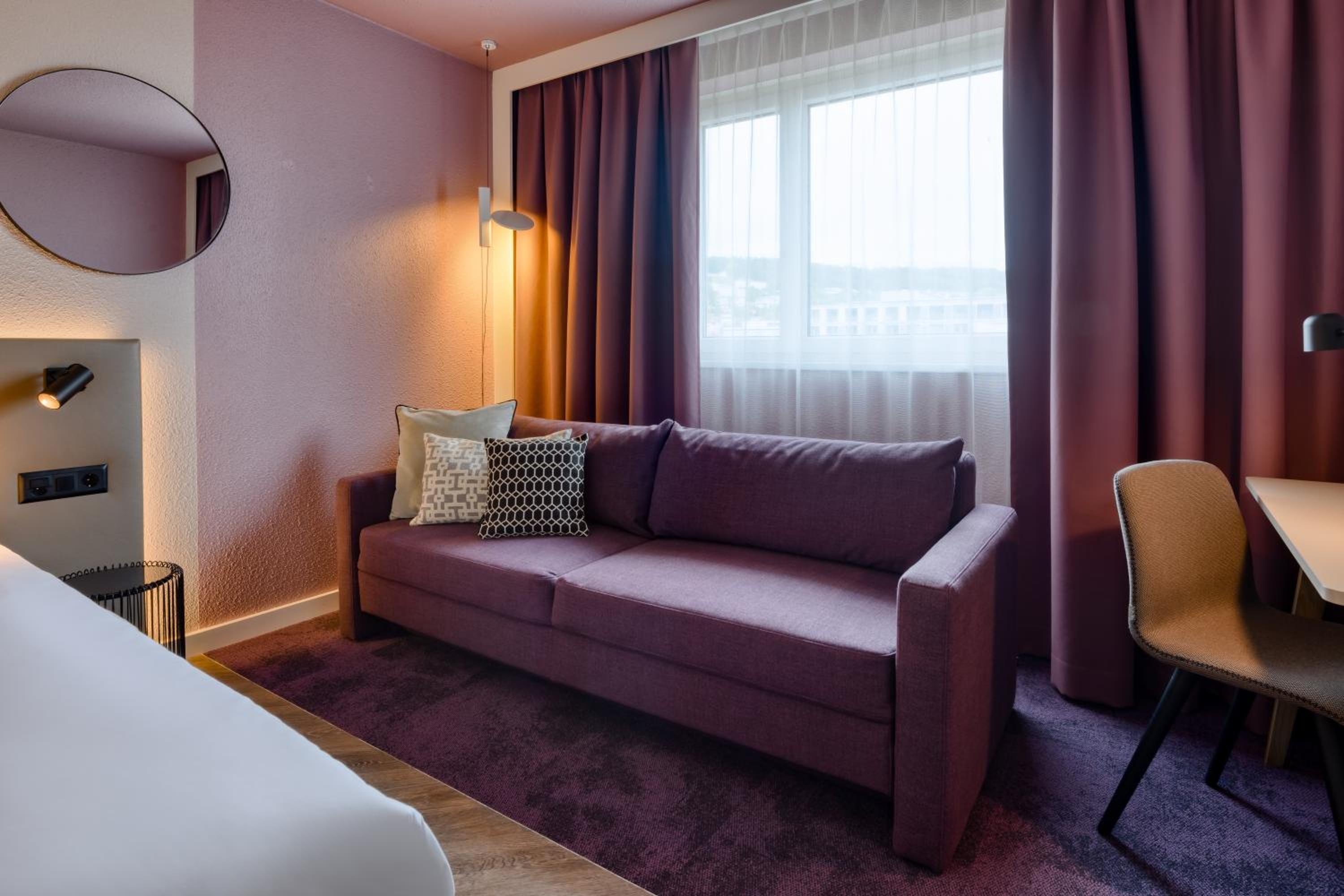 Executive Room with 1 Queen Bed and Sofa - Photo 11