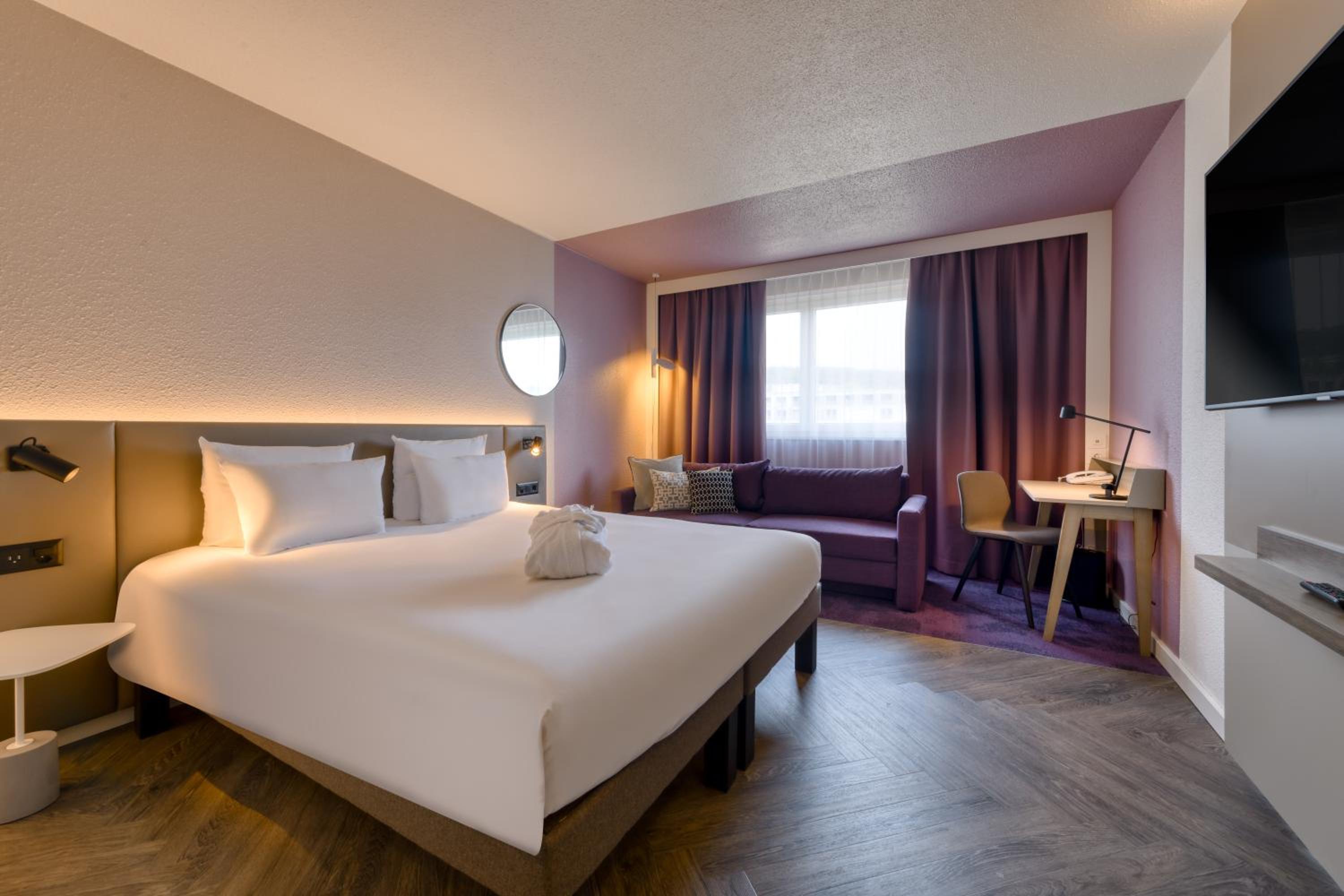 Executive Room with 1 Queen Bed and Sofa - Photo 8