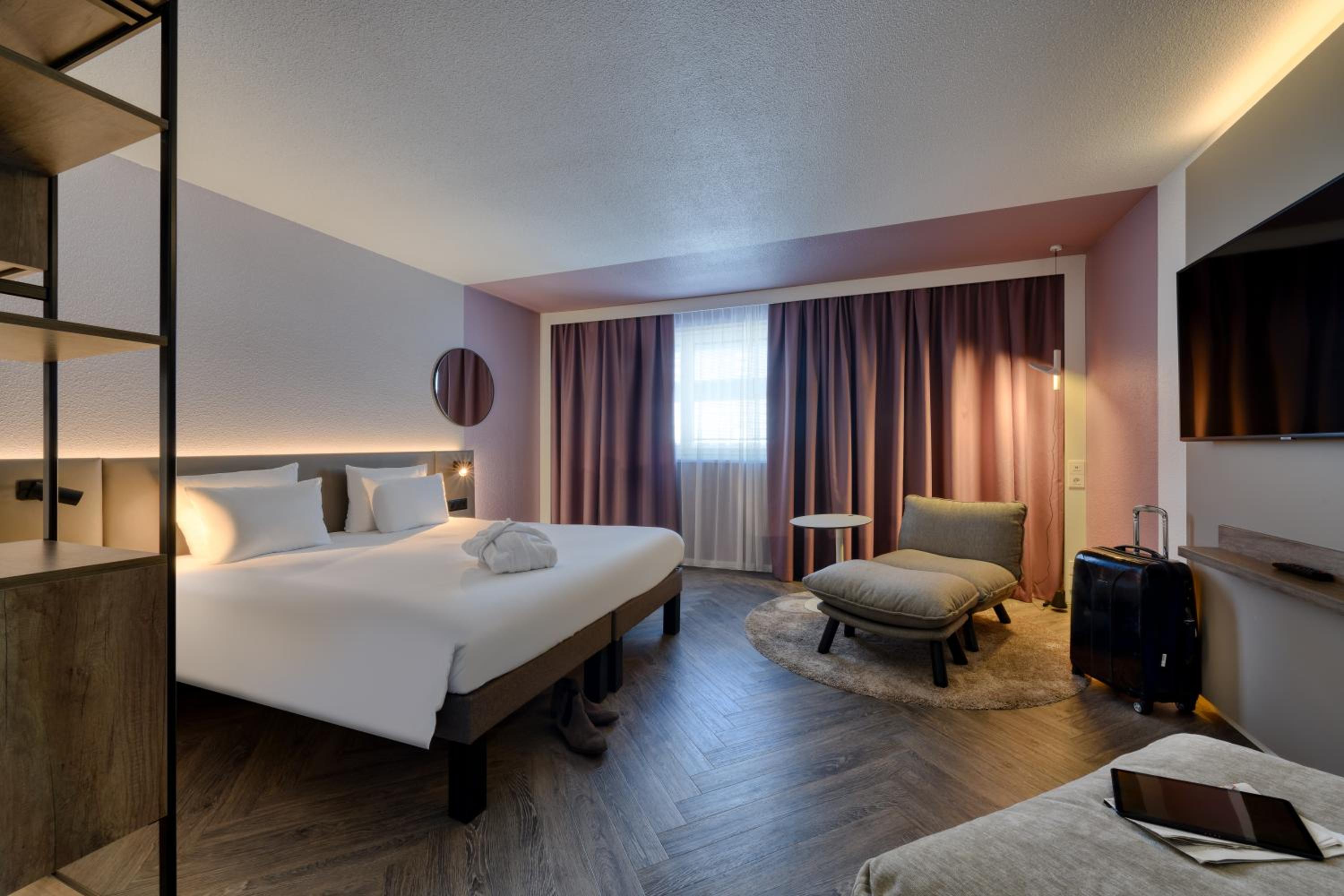 Two Bedroom Suite with Double Bed and Sofa  - Photo 4
