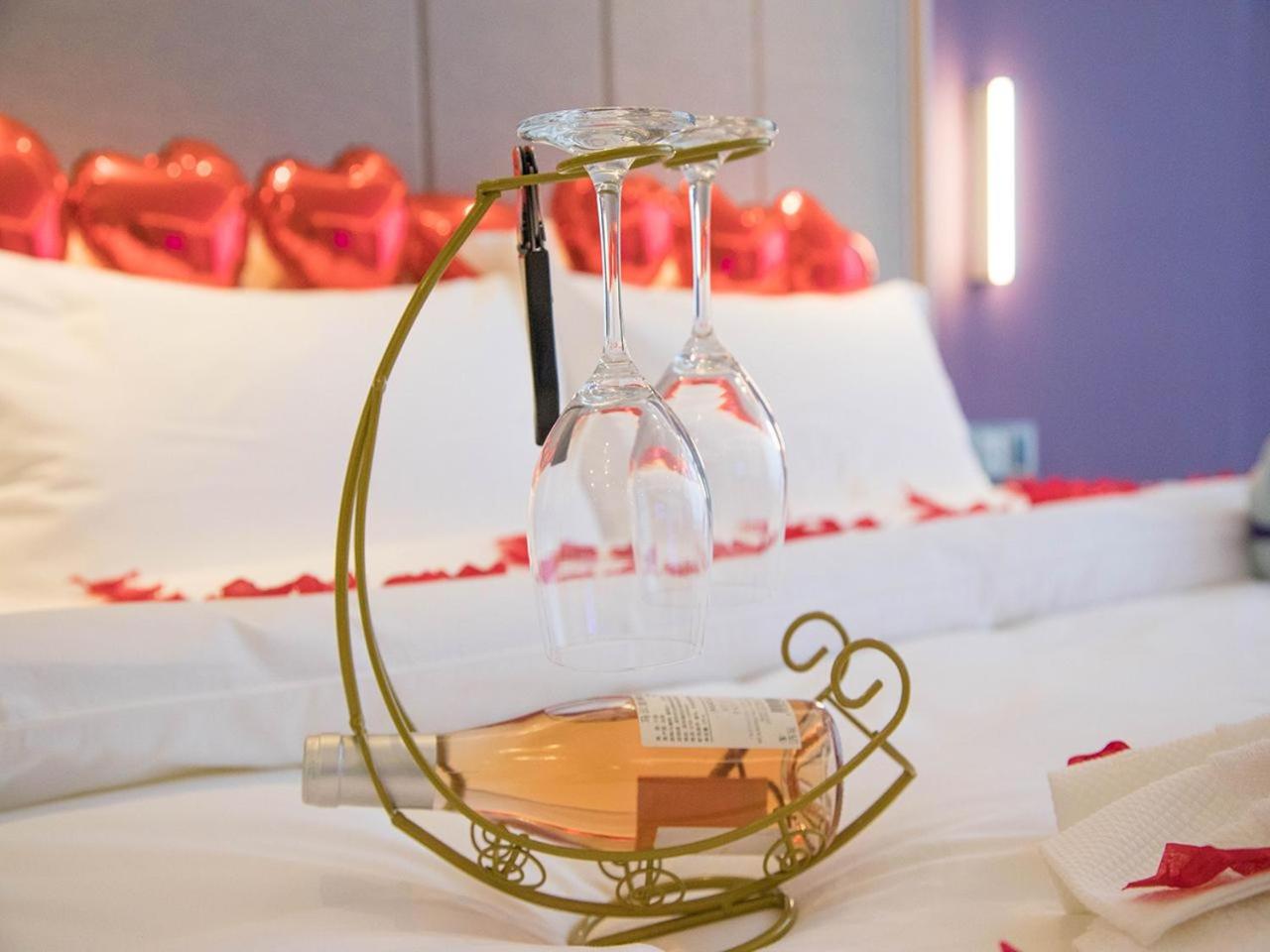 Romantic King Room  photo 2