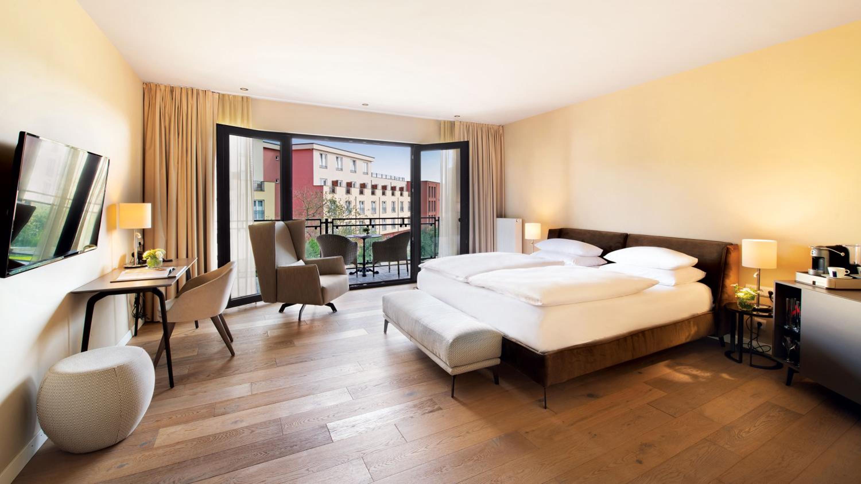 Executive Double Room with Balcony Gardenview - Photo 4