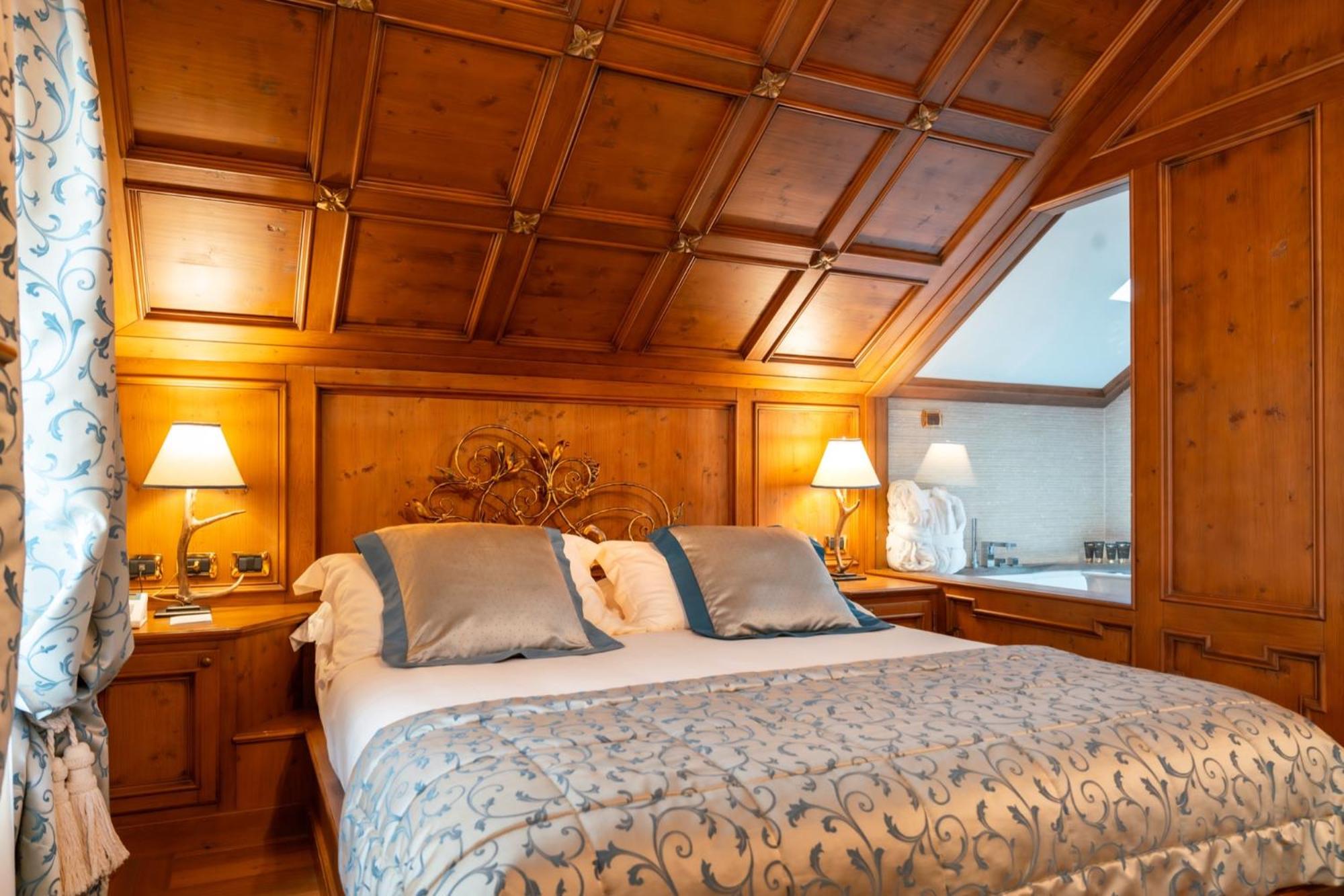 Suite with Jacuzzi photo 1