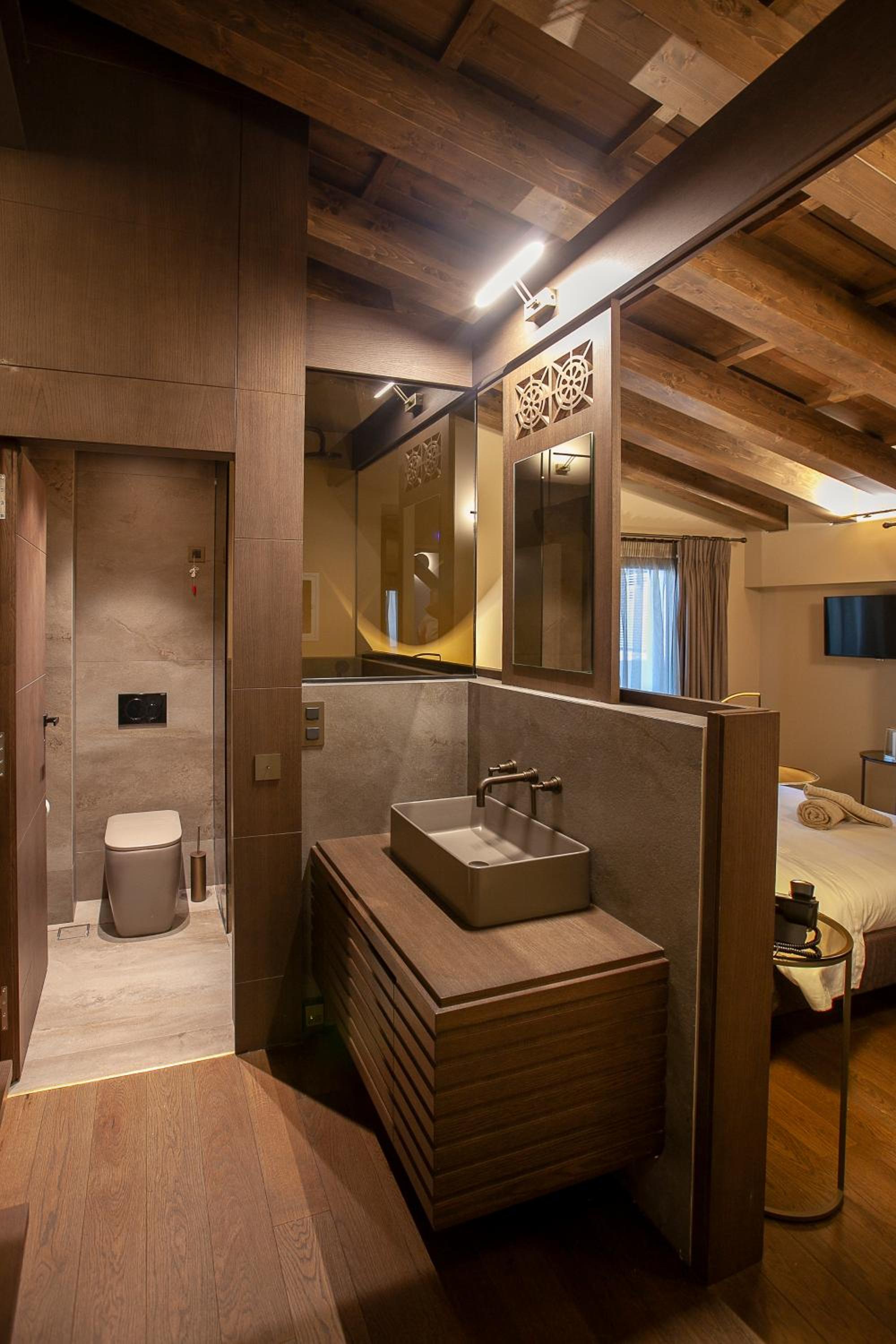 Attic Room with Outdoor Hot Tub photo 3