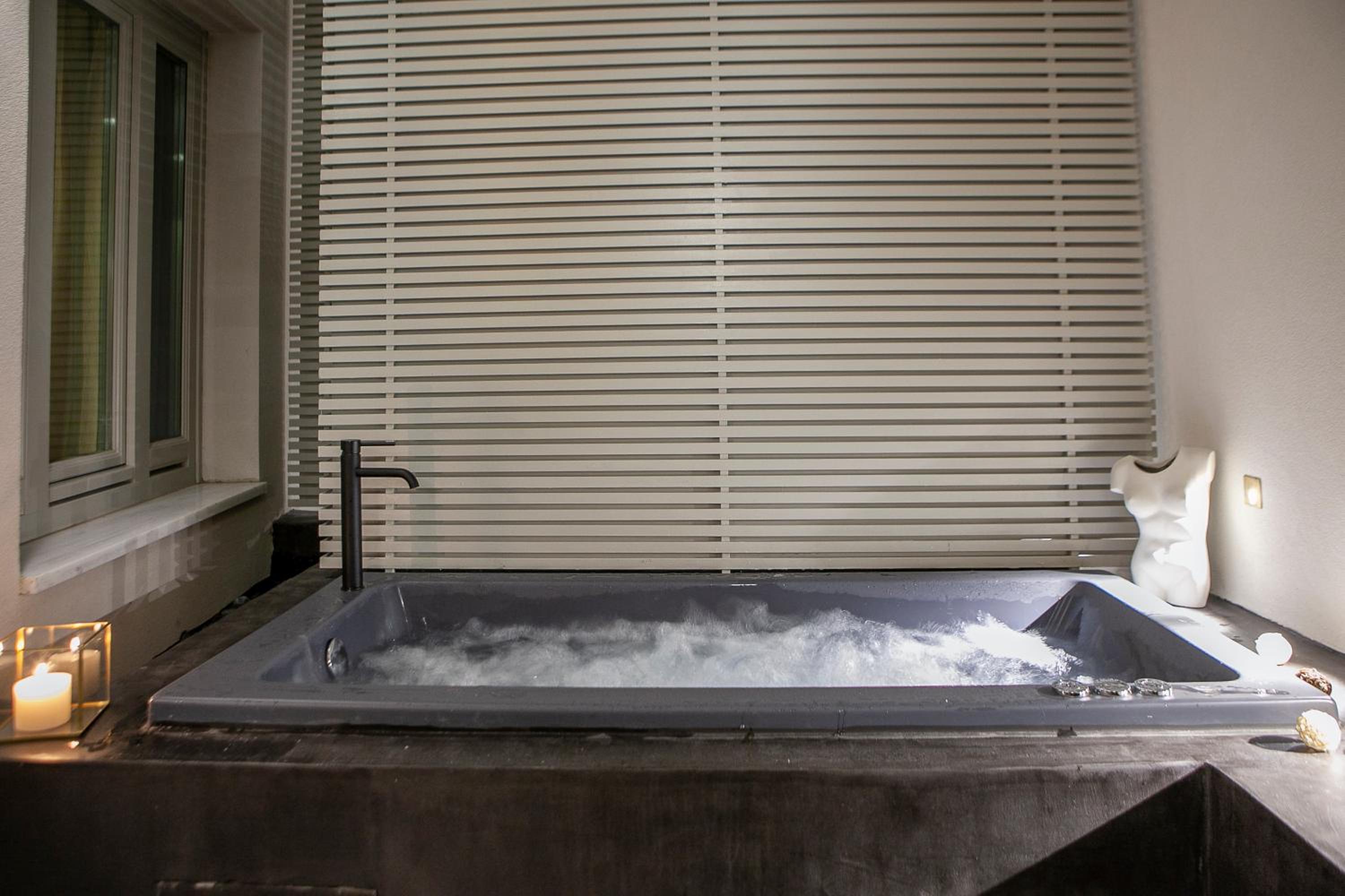 Fresco 1890 with Outdoor Hot Tub photo 2