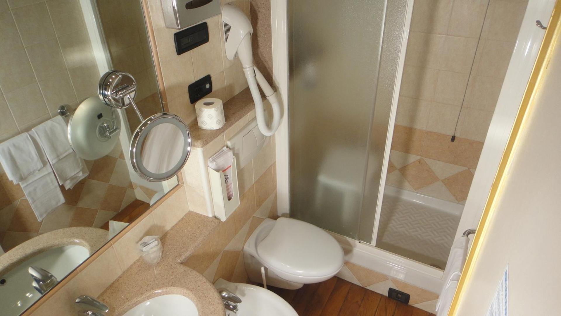 Double Room with Balcony - Photo 15