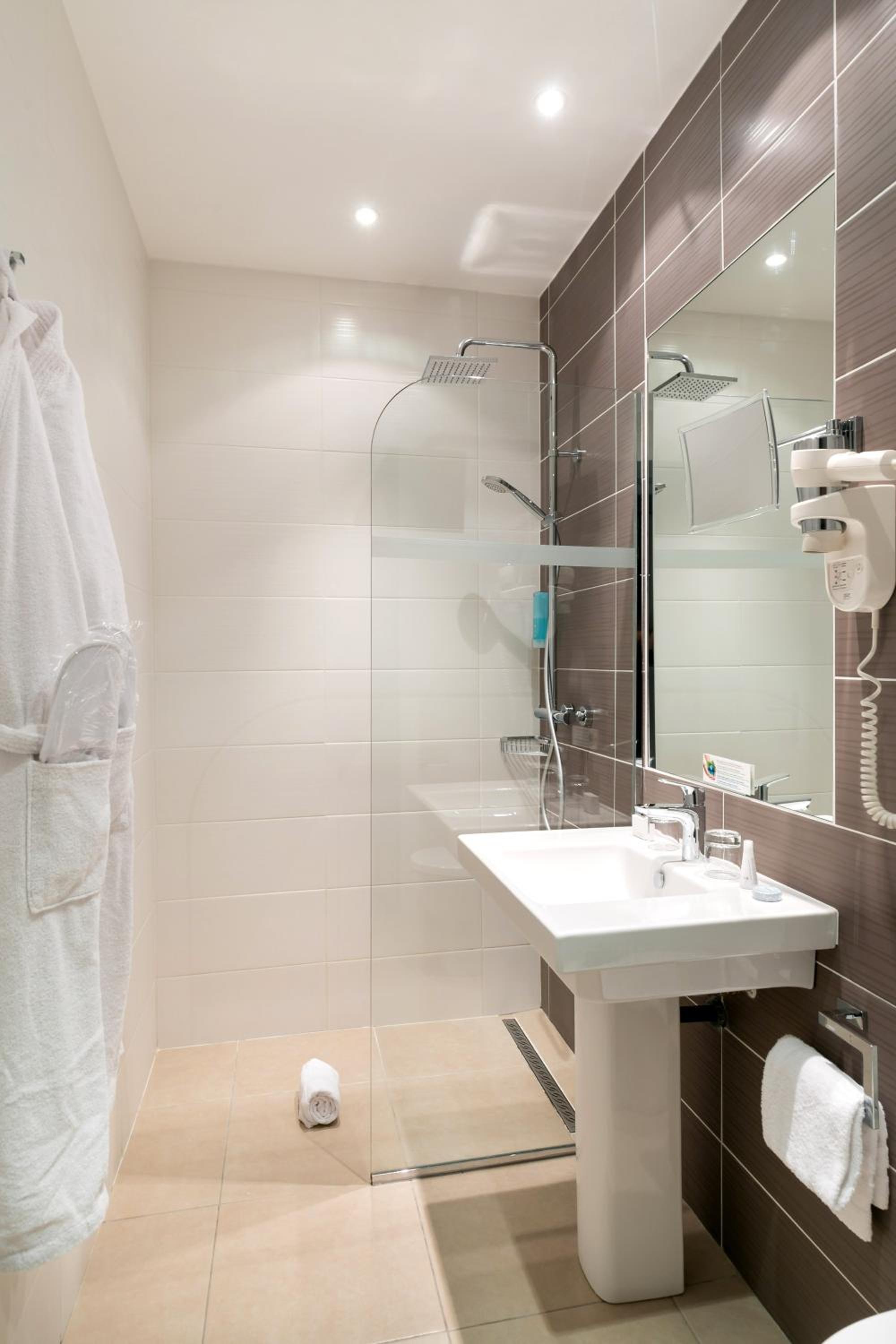 Deluxe Double Room - Photo 13