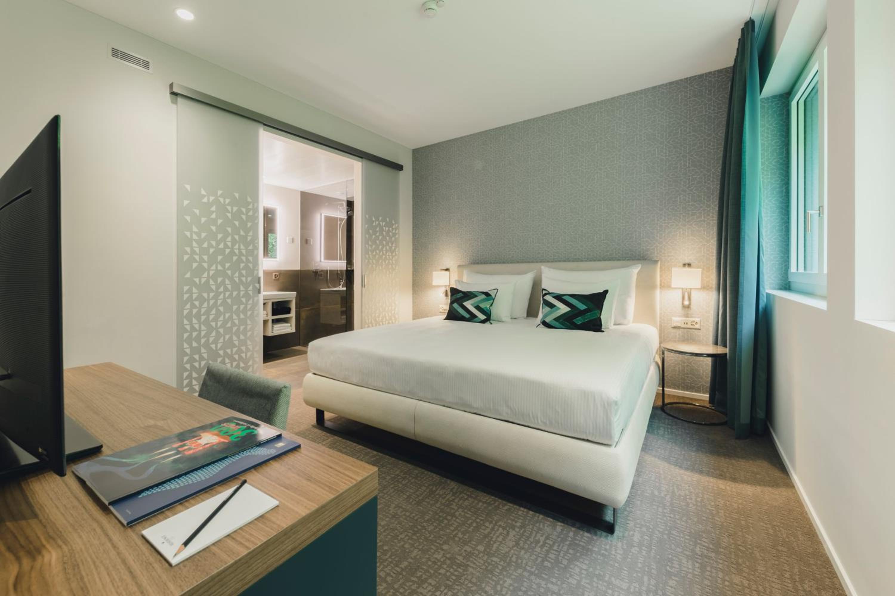 Deluxe Queen Suite - Photo 9